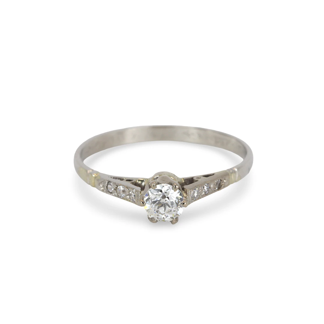 18CT GOLD DIAMOND SOLITAIRE RING.