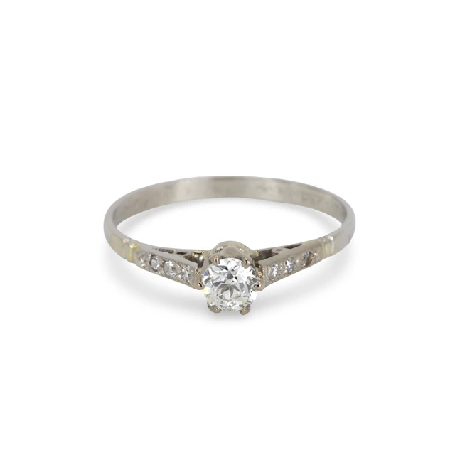 18CT GOLD DIAMOND SOLITAIRE RING.