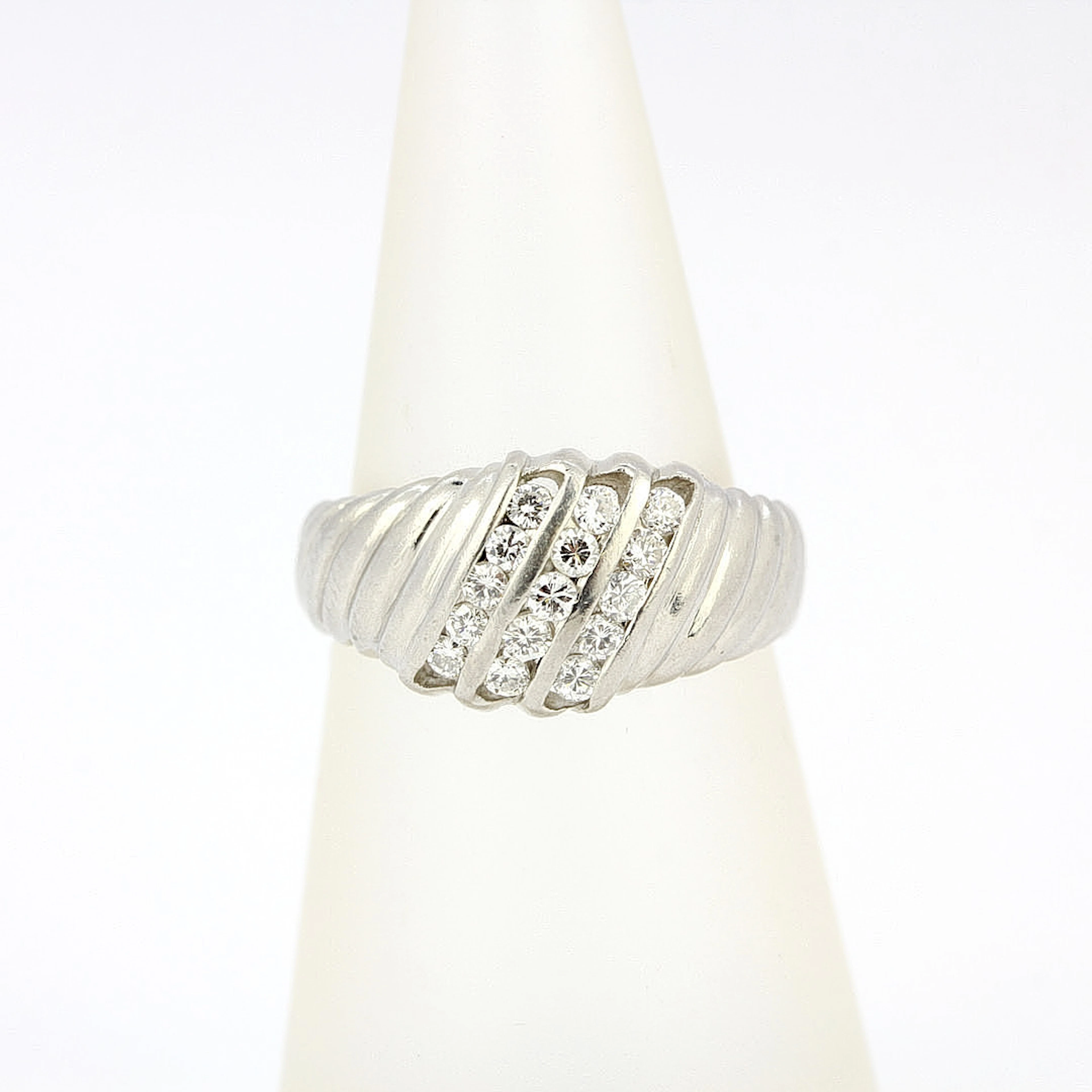 PLATINUM DIAMOND RING.