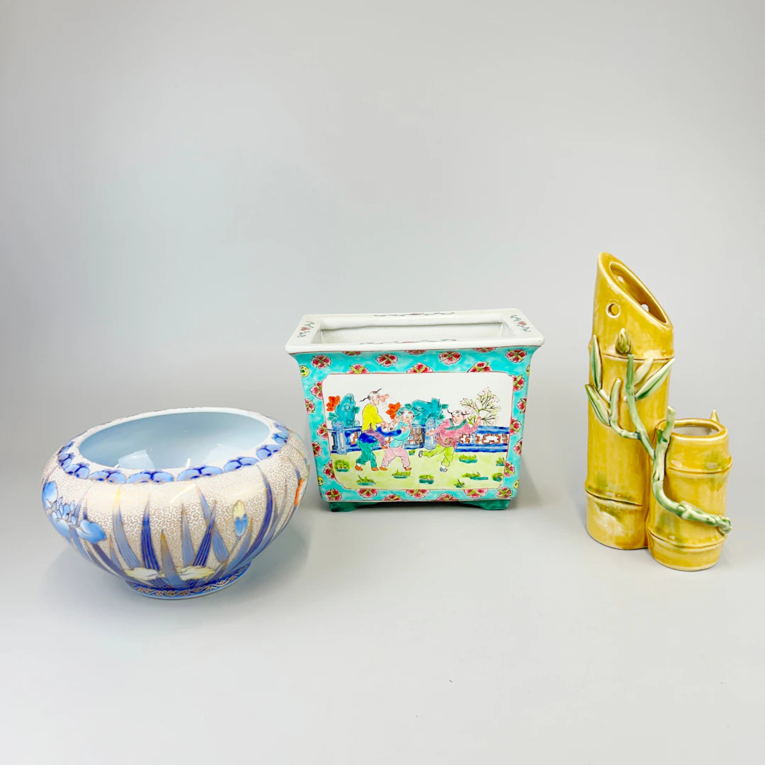 THREE ORIENTAL PORCELAIN PIECES.