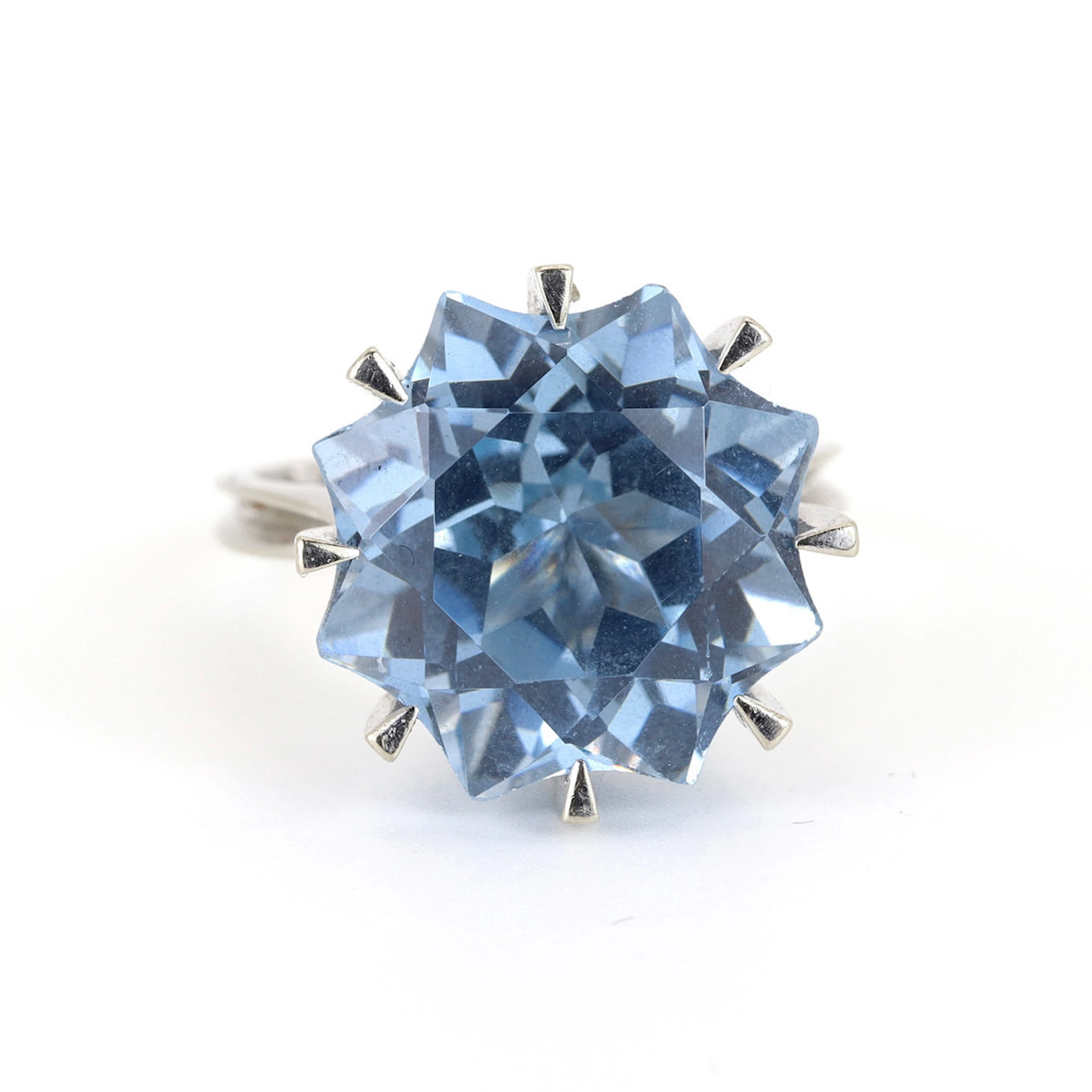 18CT GOLD 25CT BLUE TOPAZ RING.