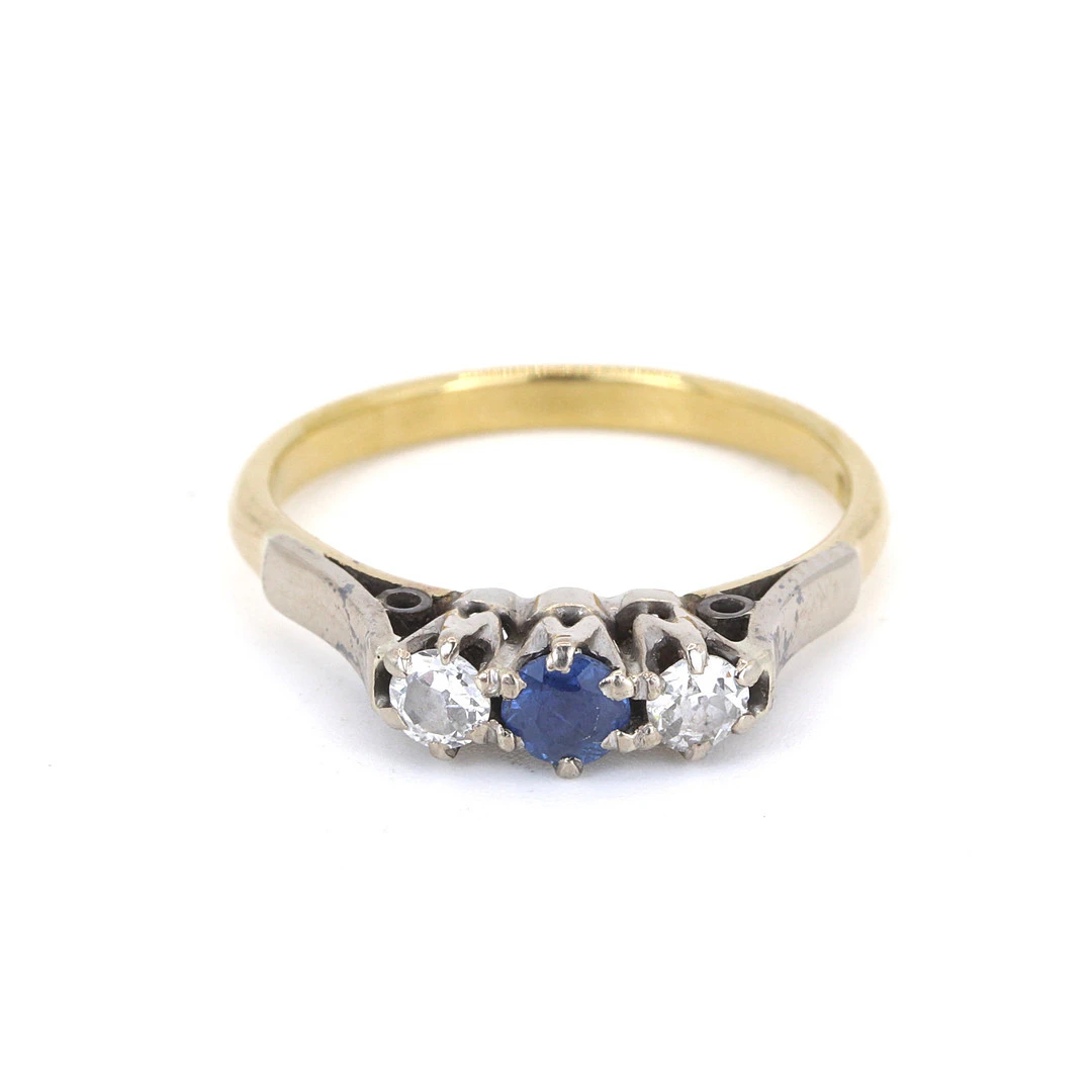 18CT SAPPHIRE & DIAMOND RING.