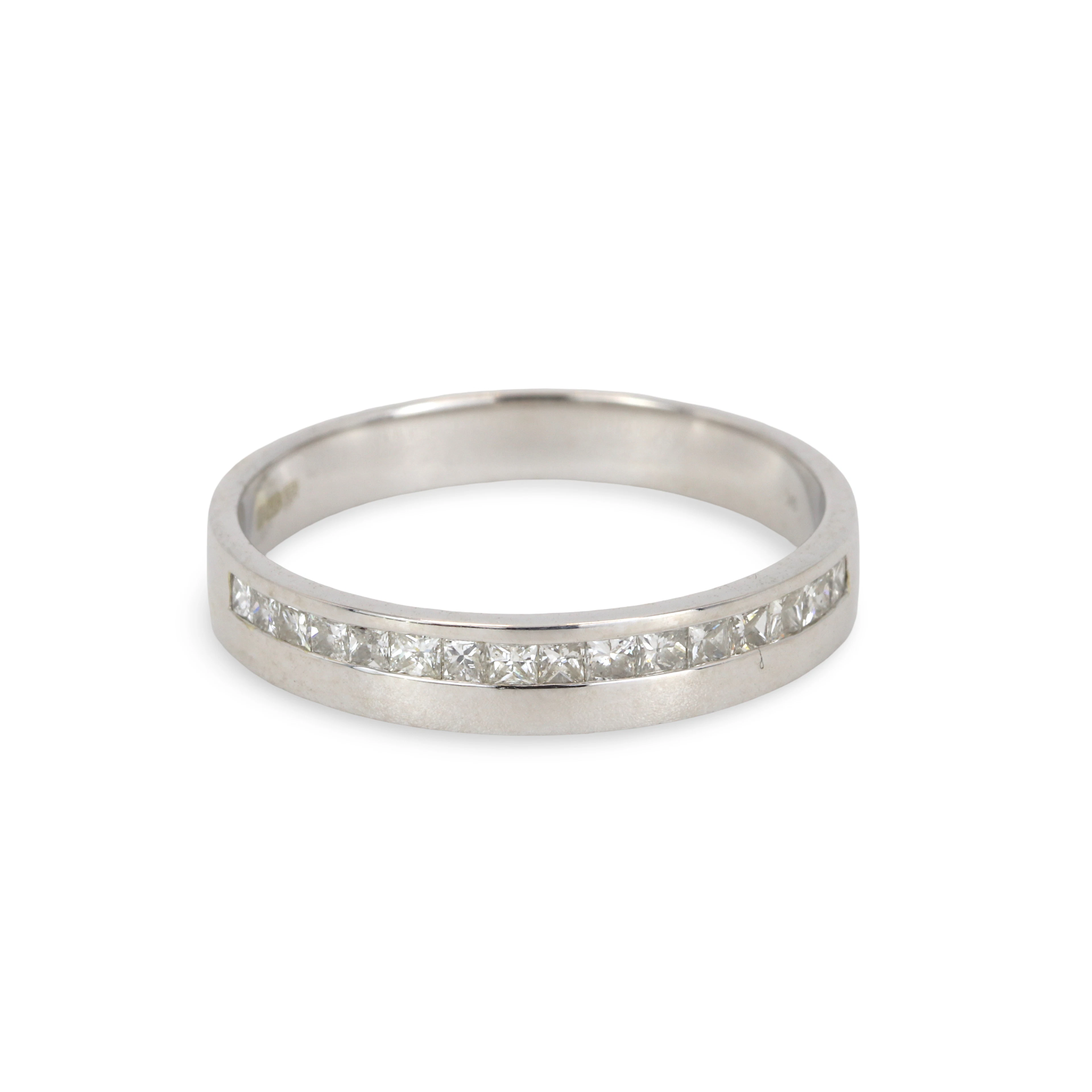 9CT GOLD DIAMOND RING.