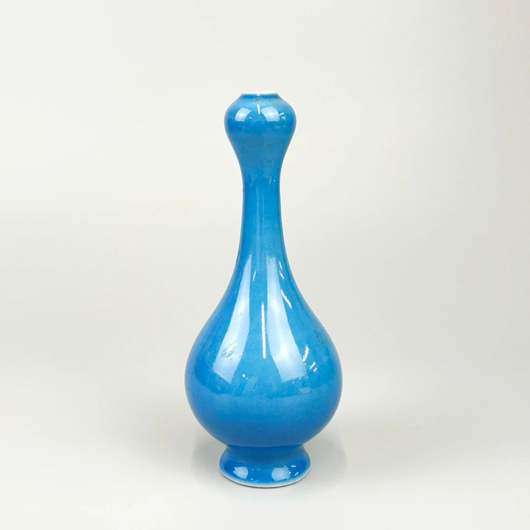 CHINESE GARLIC NECK VASE.
