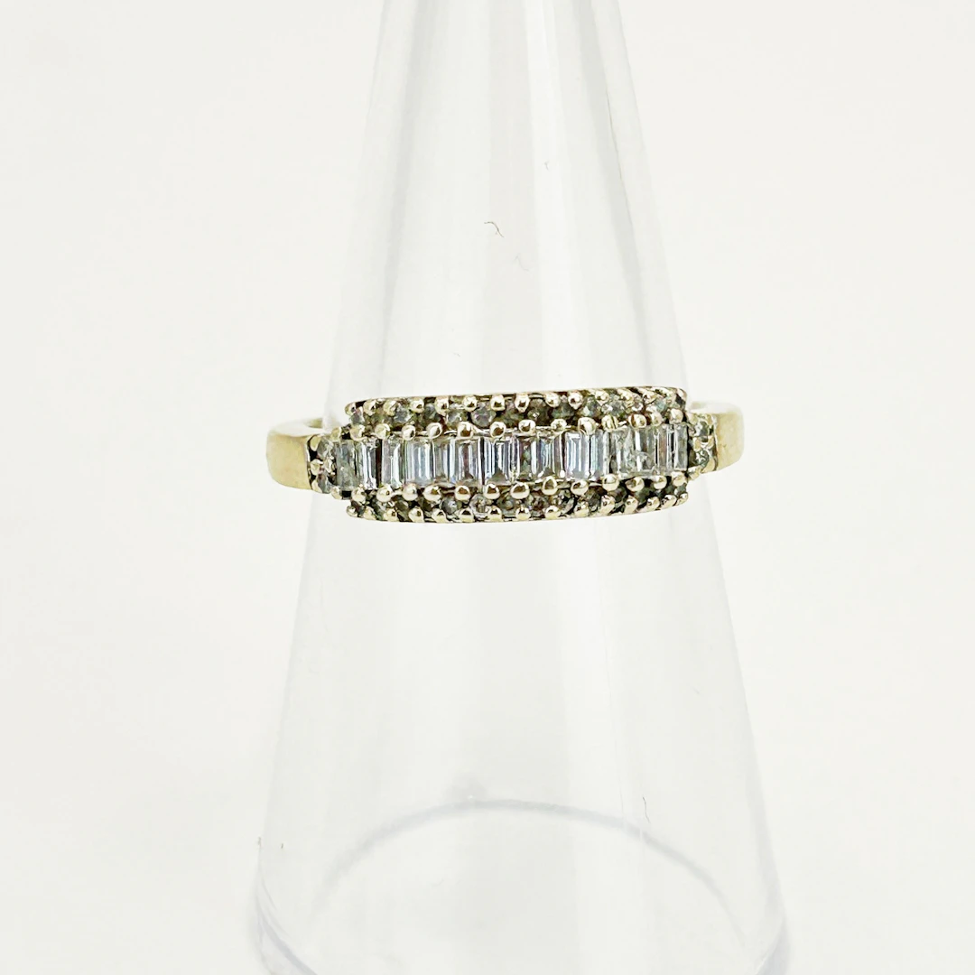 18CT DIAMOND RING.