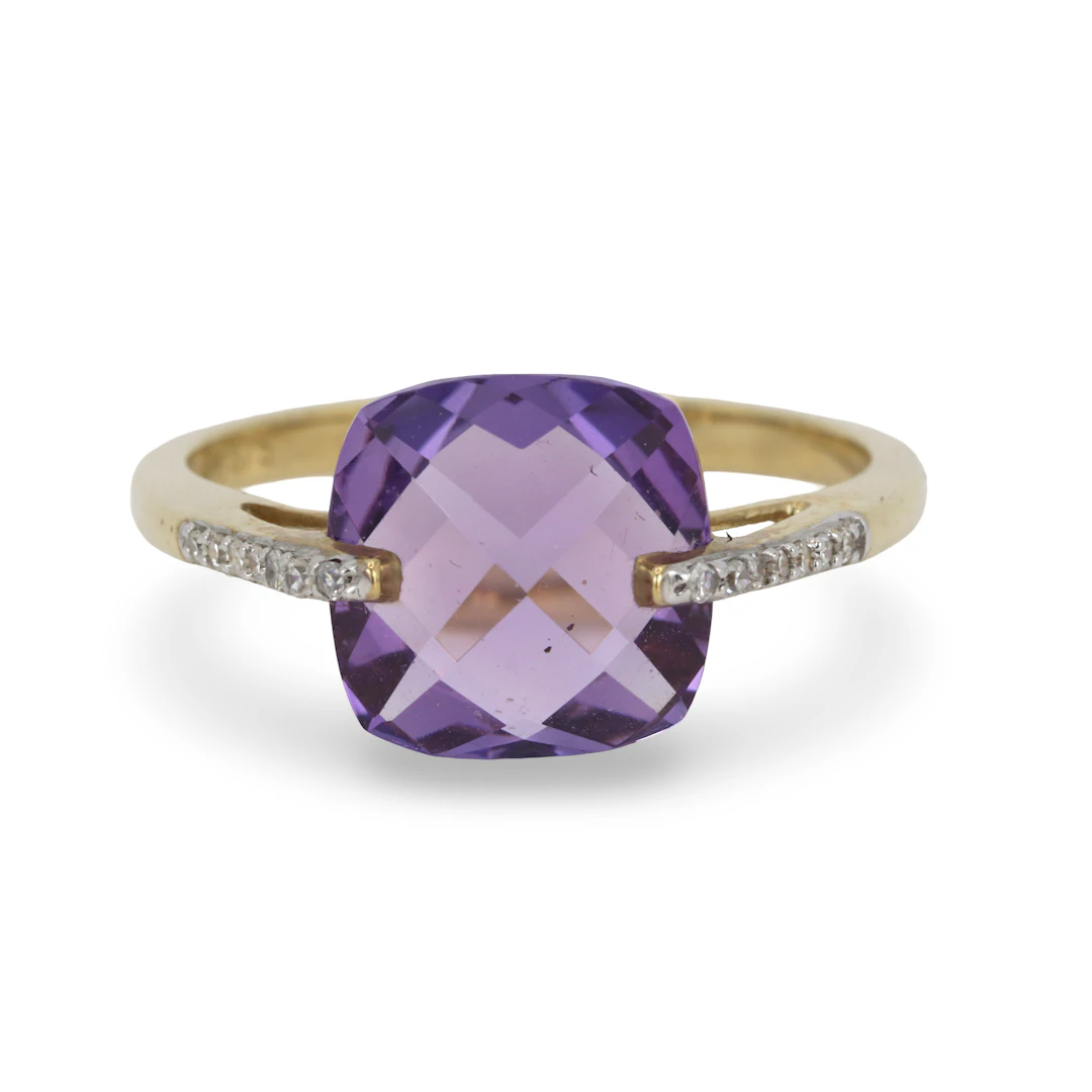 AMETHYST AND DIAMOND 9CT RING.