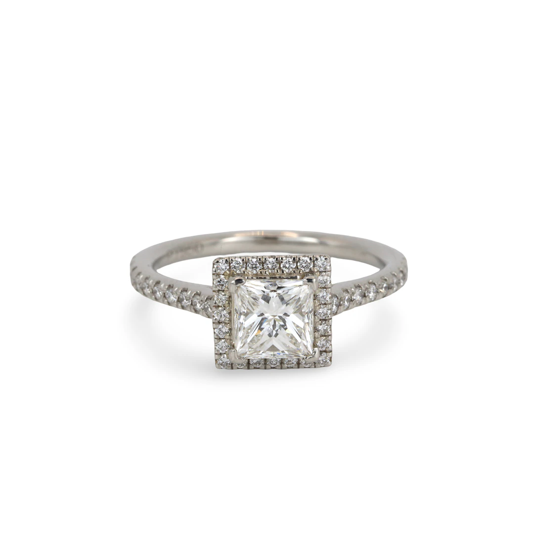 PLATINUM DIAMOND SOLITAIRE RING.