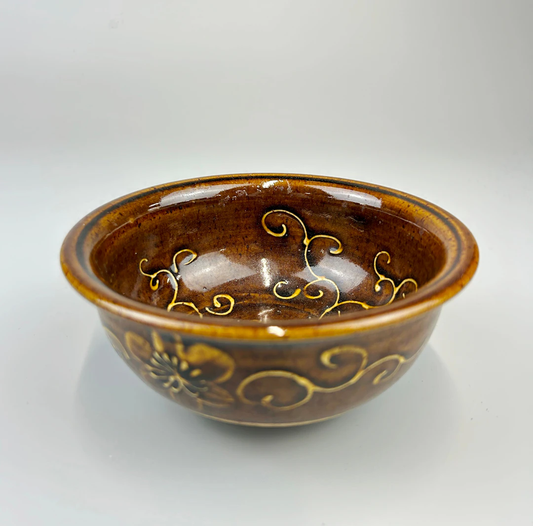 17THC CHINESE POTTERY BOWL.