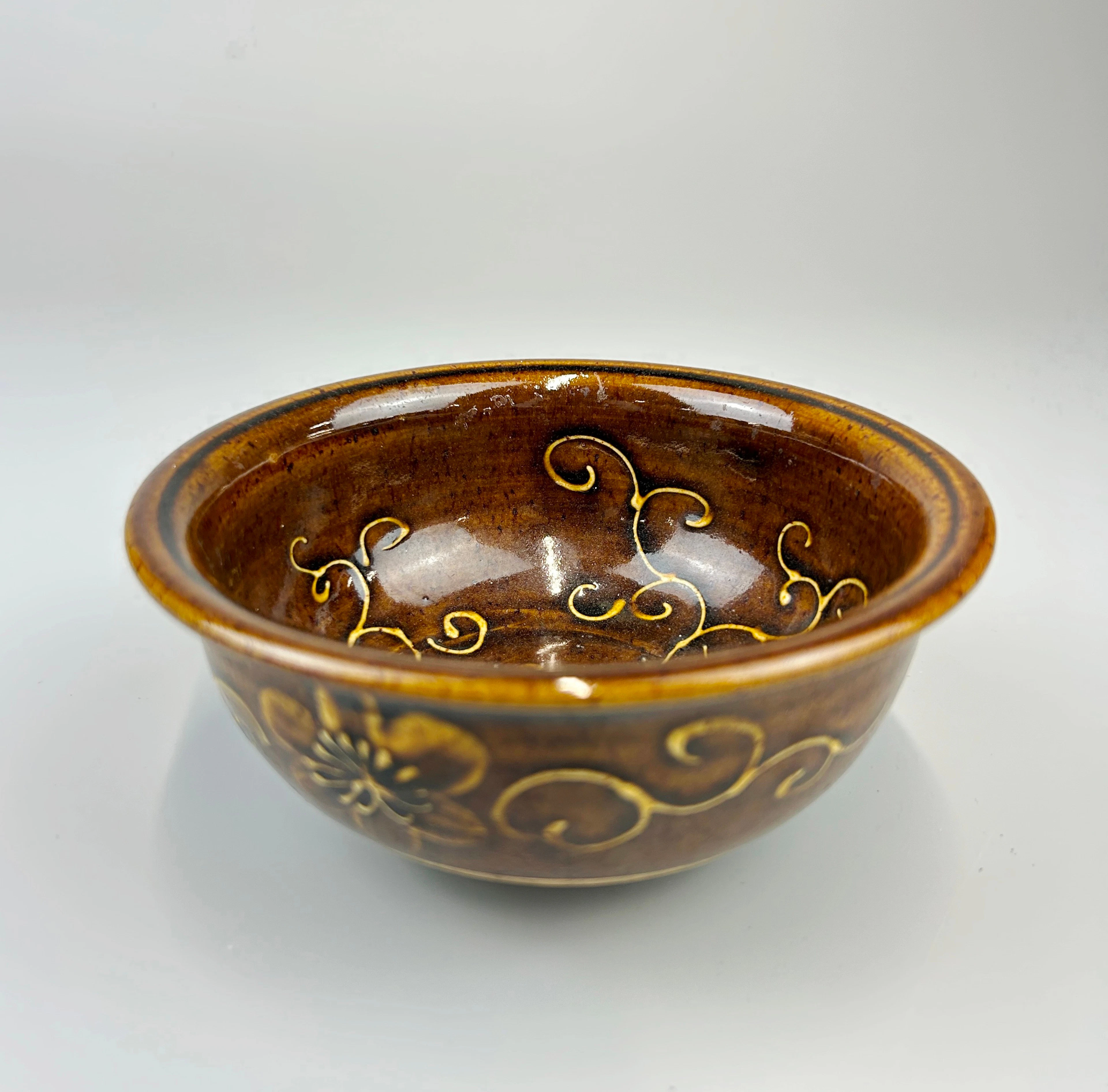 17THC CHINESE POTTERY BOWL.
