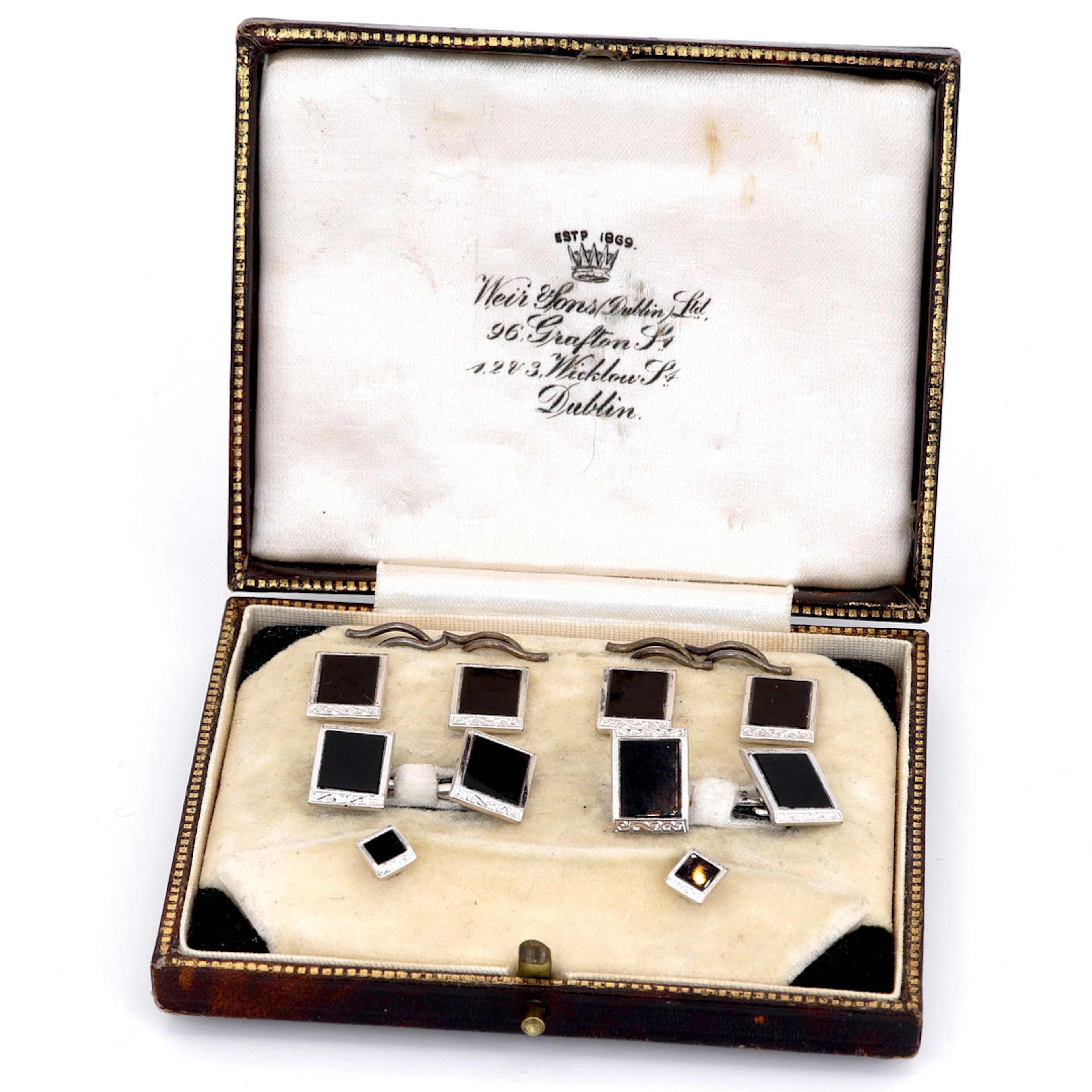 9CT GOLD ONYX CUFFLINKS.
