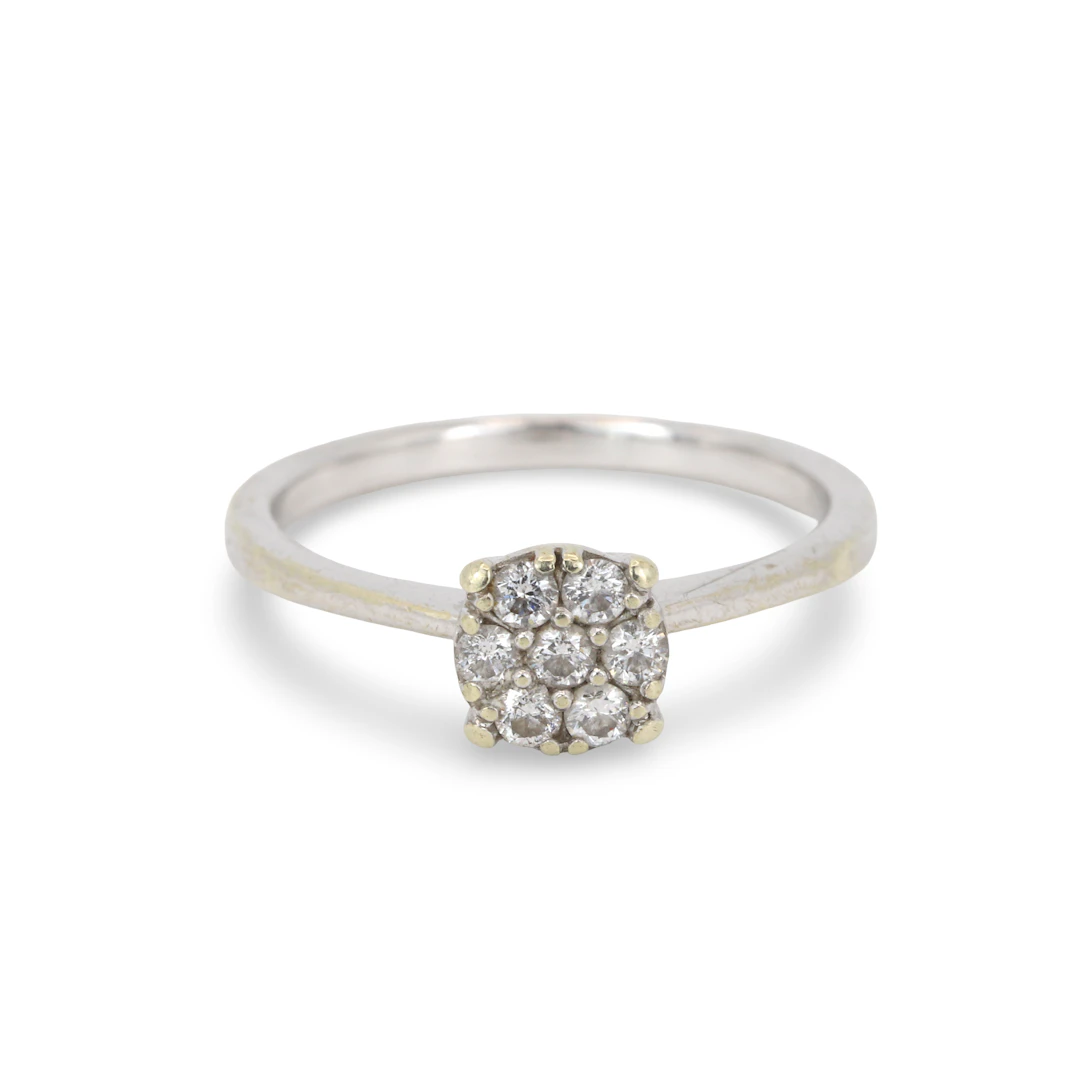 9CT DIAMOND CLUSTER RING.