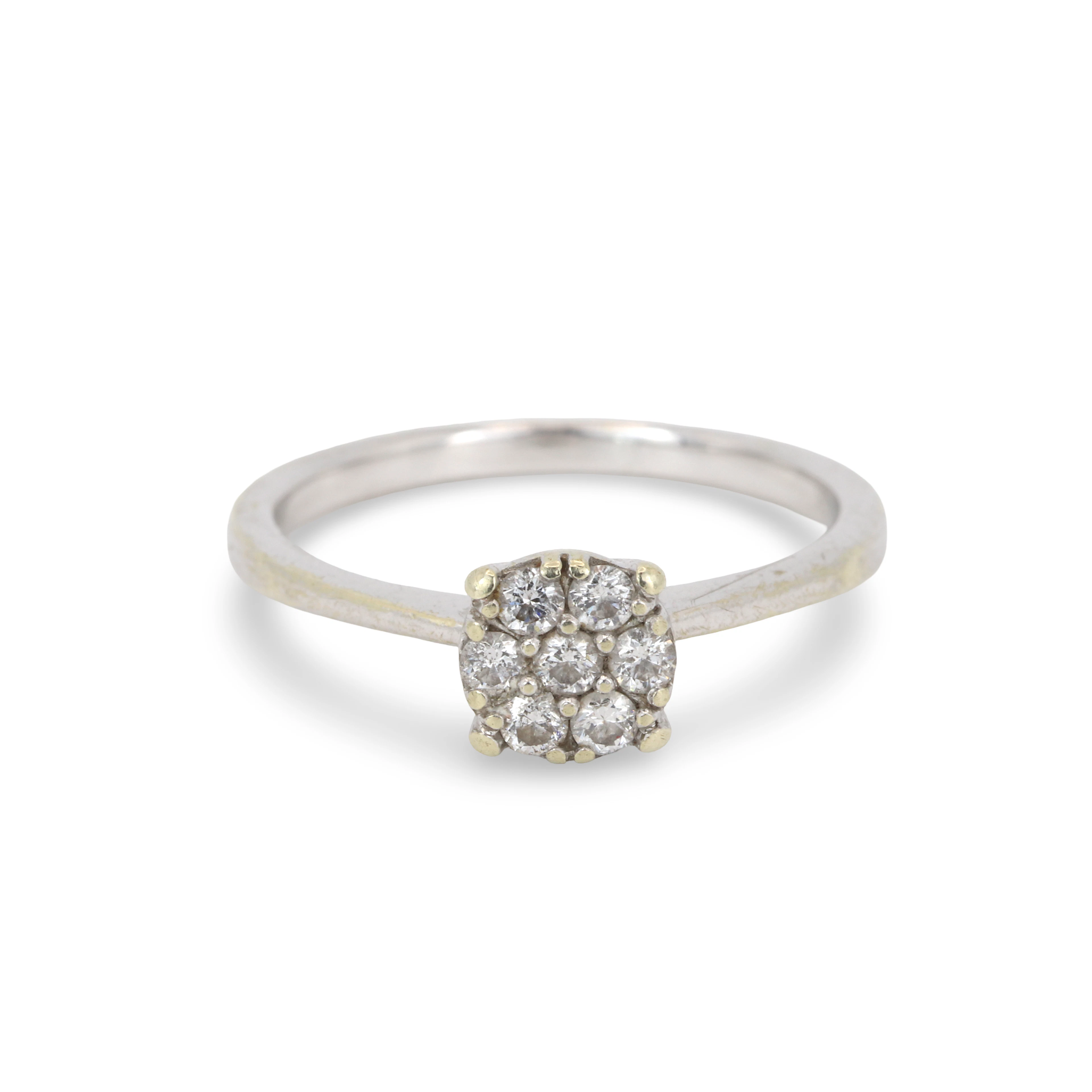 9CT DIAMOND CLUSTER RING.