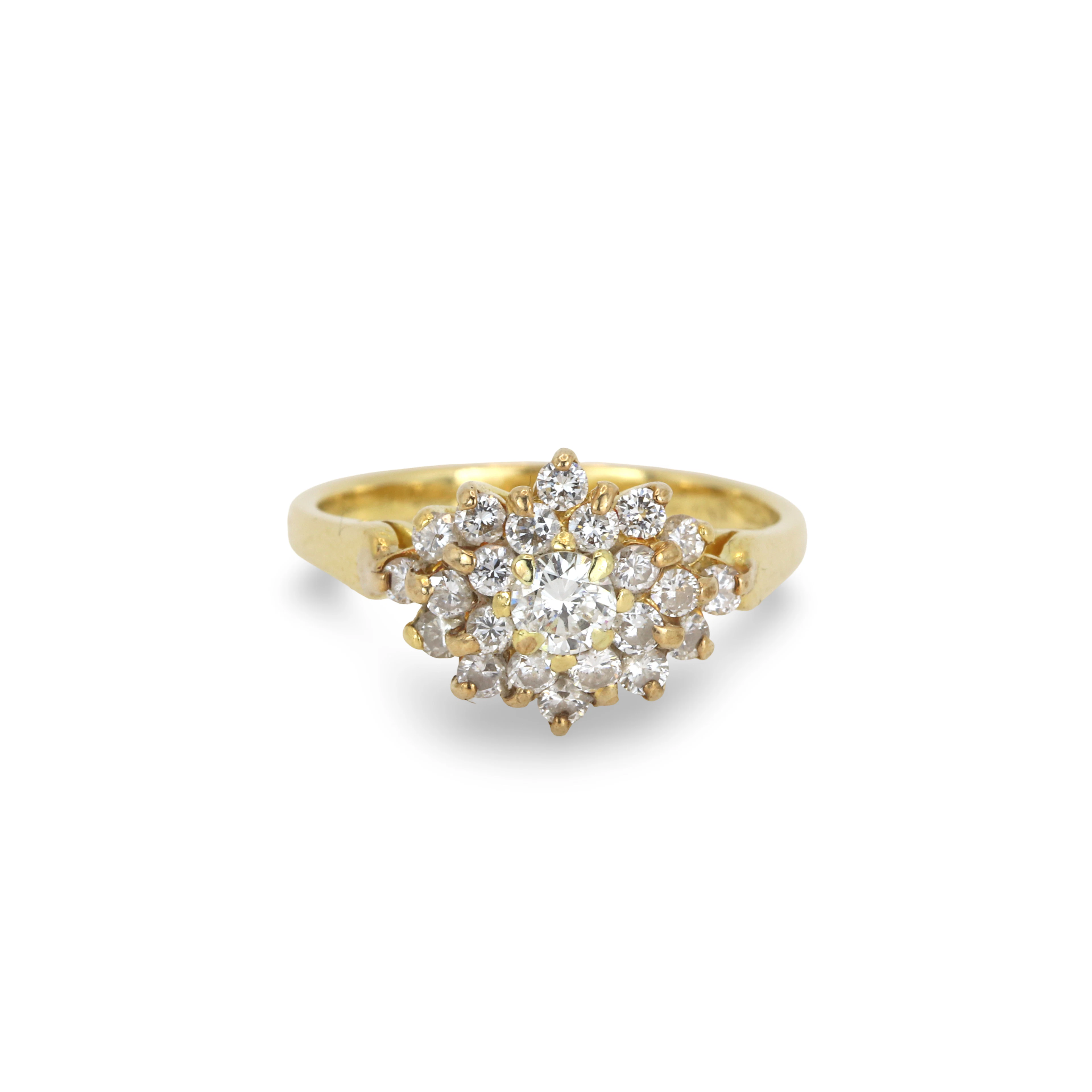 18CT DIAMOND CLUSTER RING.