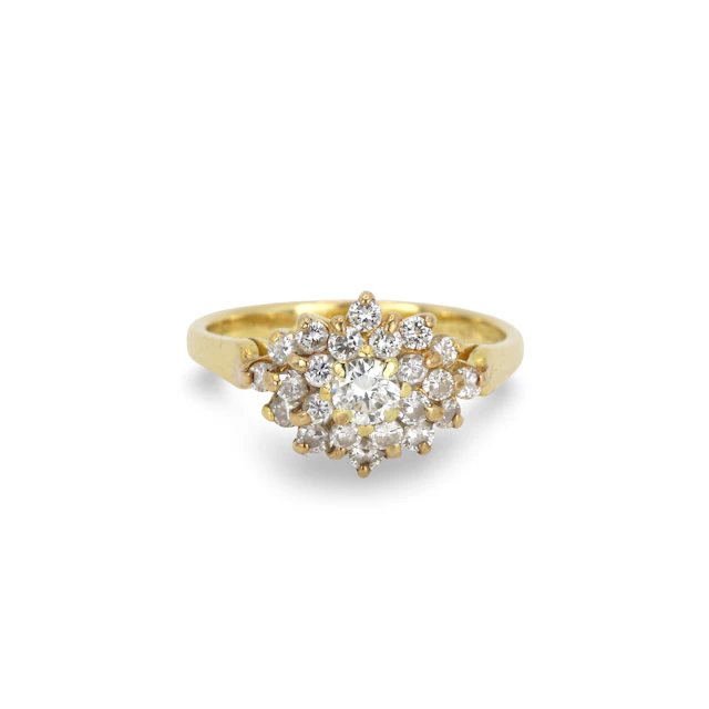 18CT DIAMOND CLUSTER RING.