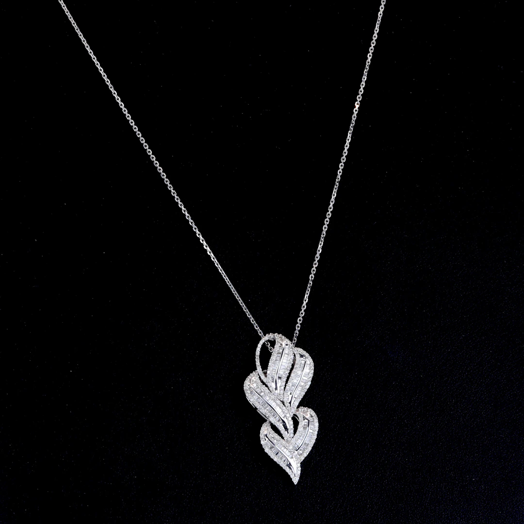18CT WHITE GOLD DIAMOND PENDANT & CHAIN.