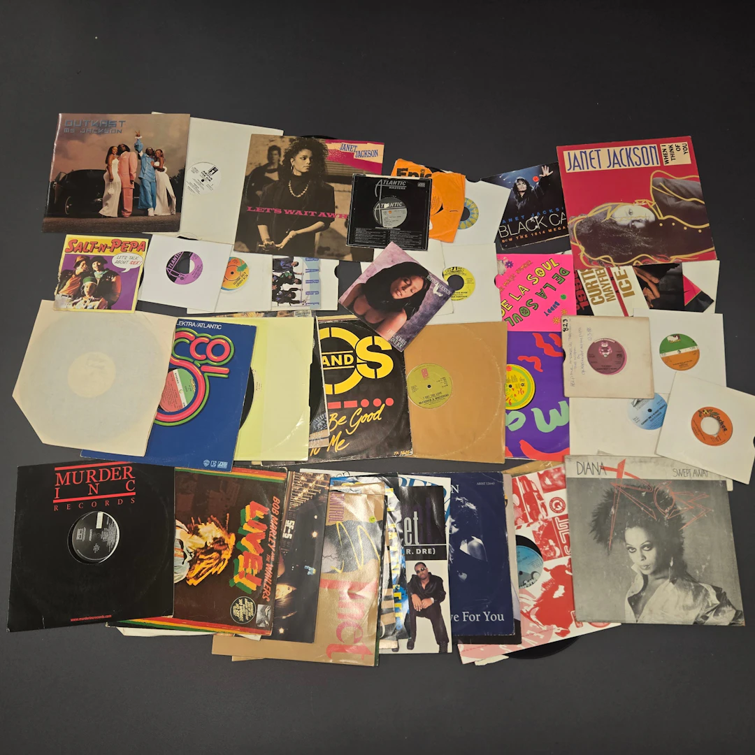 MIXED GROUP OF RECORDS.