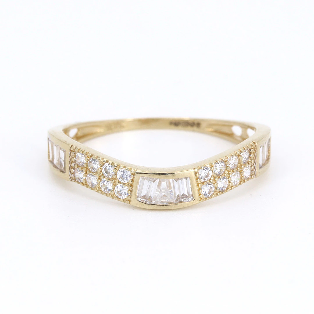 18CT GOLD CUBIC ZIRCONIA RING.