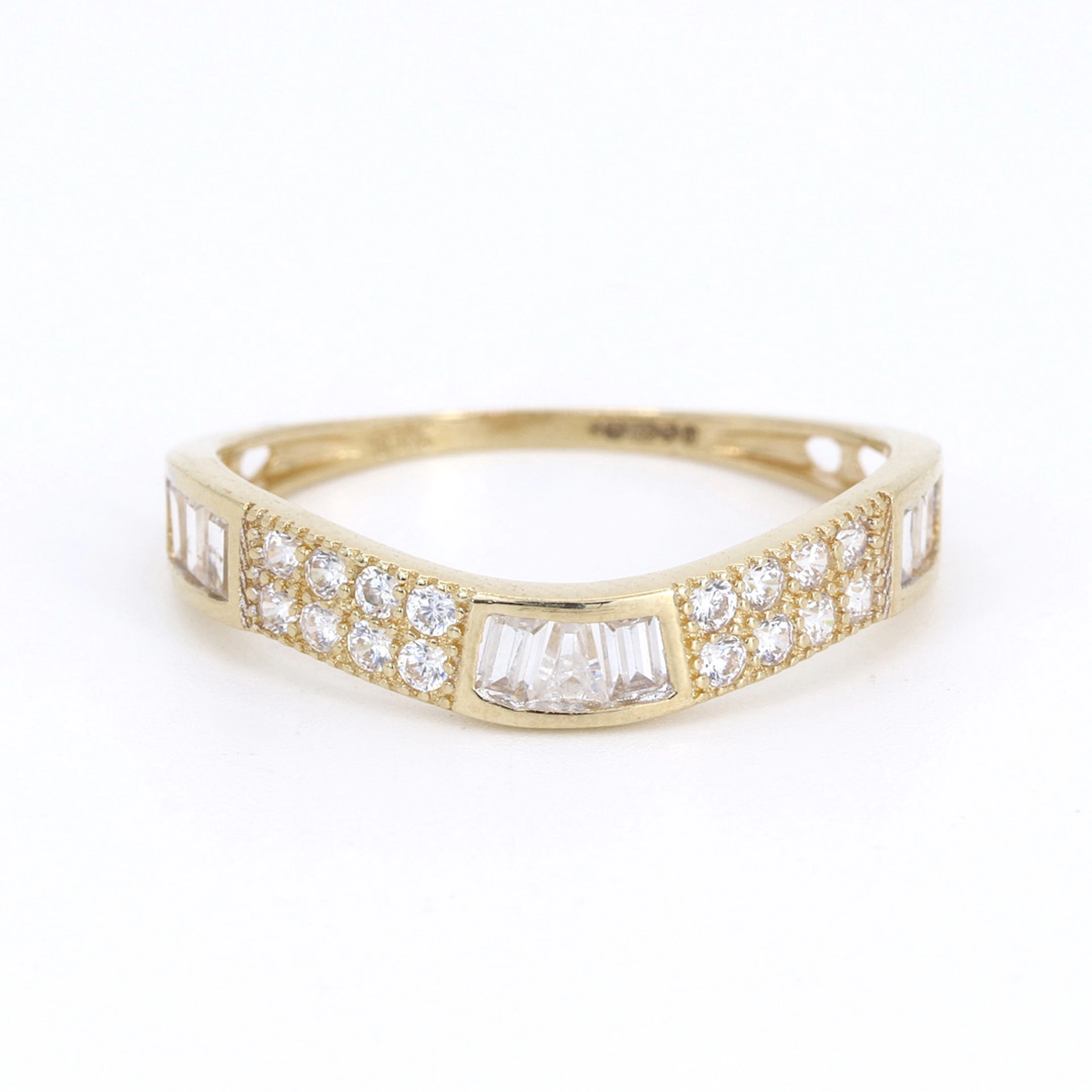 18CT GOLD CUBIC ZIRCONIA RING.