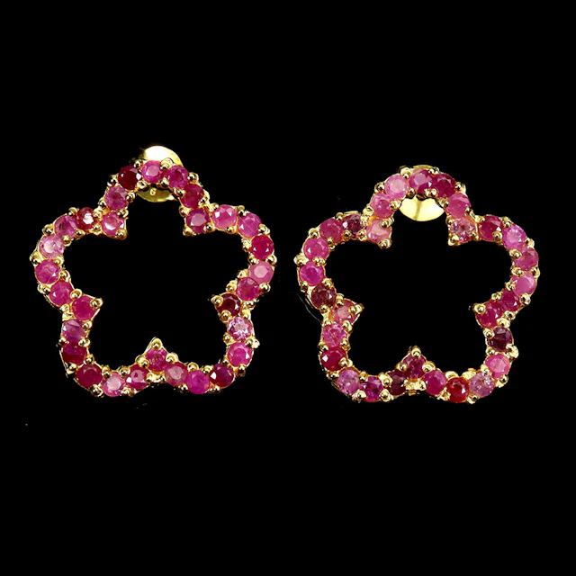 RUBY SILVER FLOWER EARRINGS.