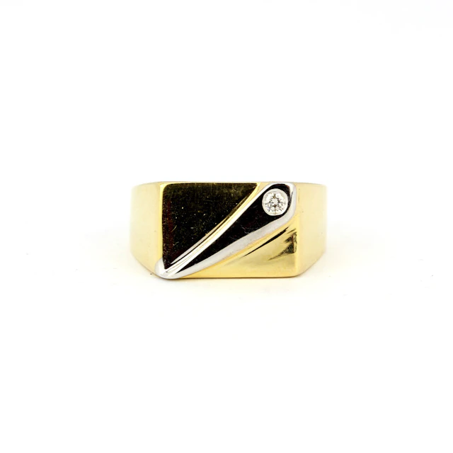 GENTLEMAN'S 18CT DIAMOND RING.