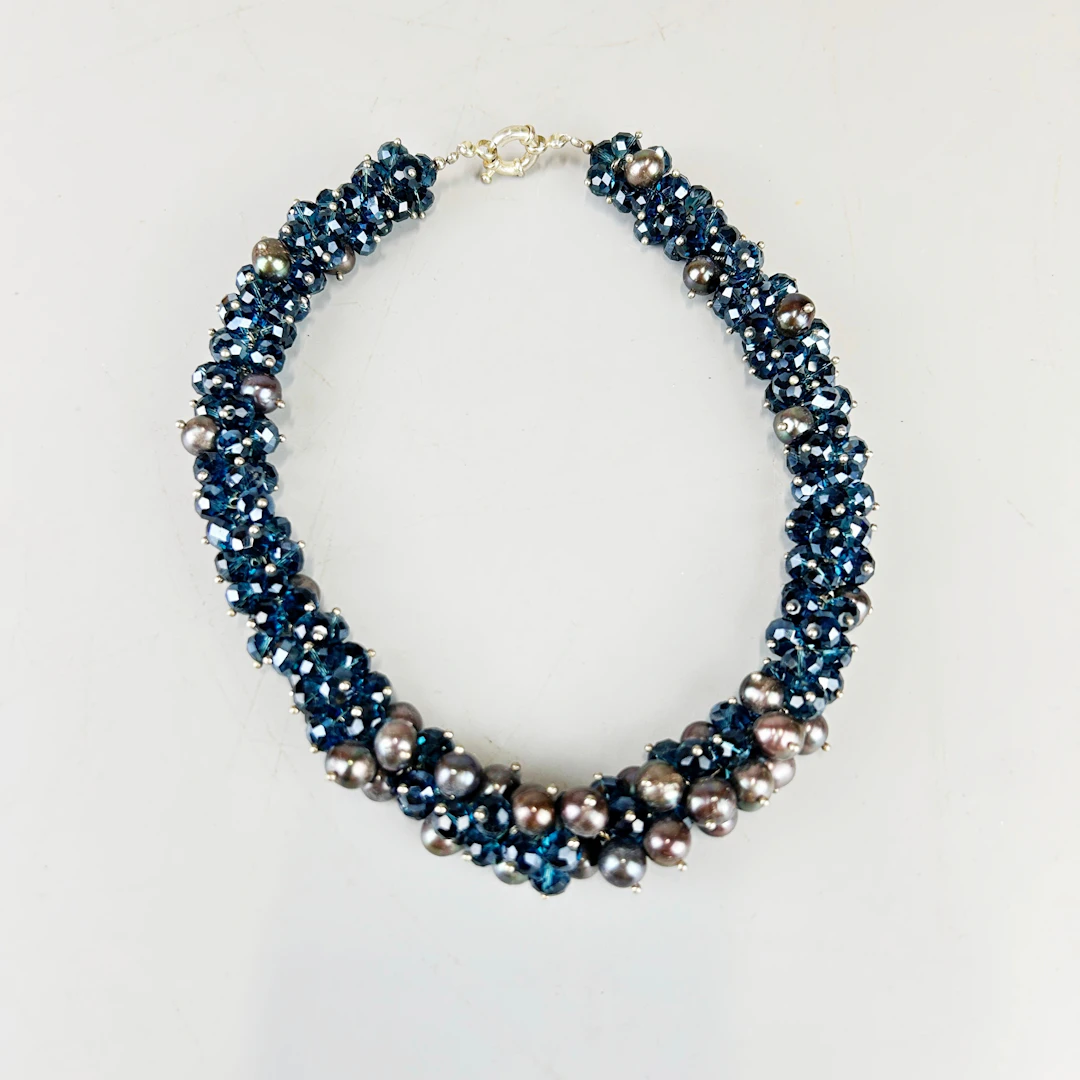 BLACK PEARL BEADED NECKLACE.