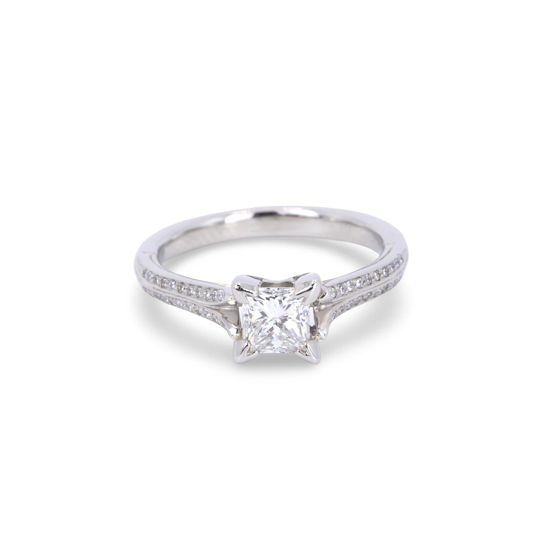 PLATINUM DIAMOND SOLITAIRE RING.
