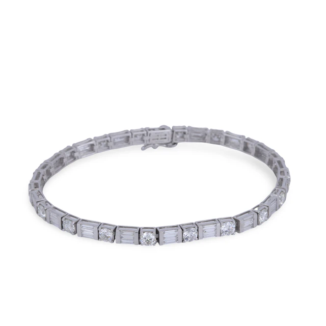 18CT GOLD (6.8CT) DIAMOND BRACELET.