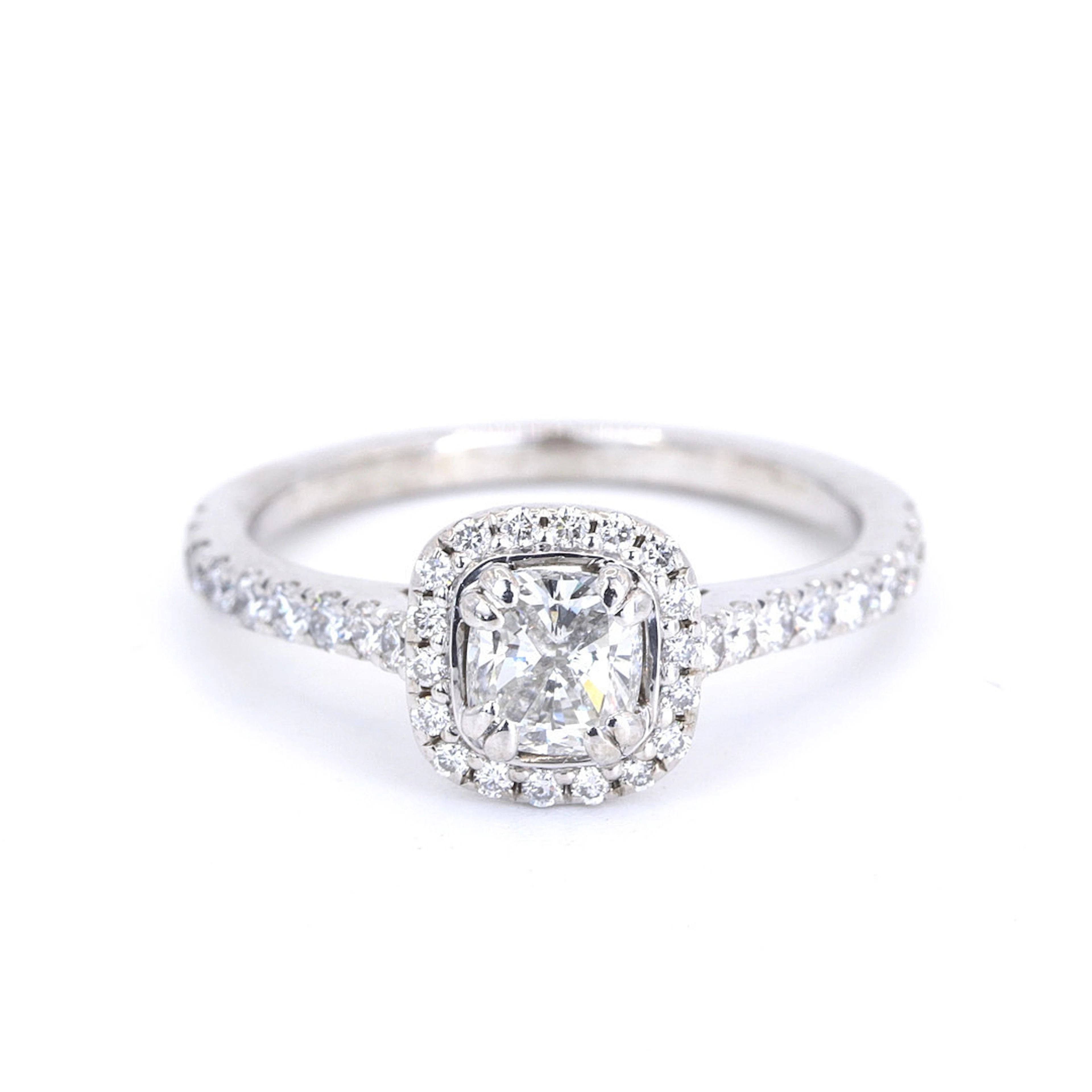 18CT 1.04CT DIAMOND HALO RING.