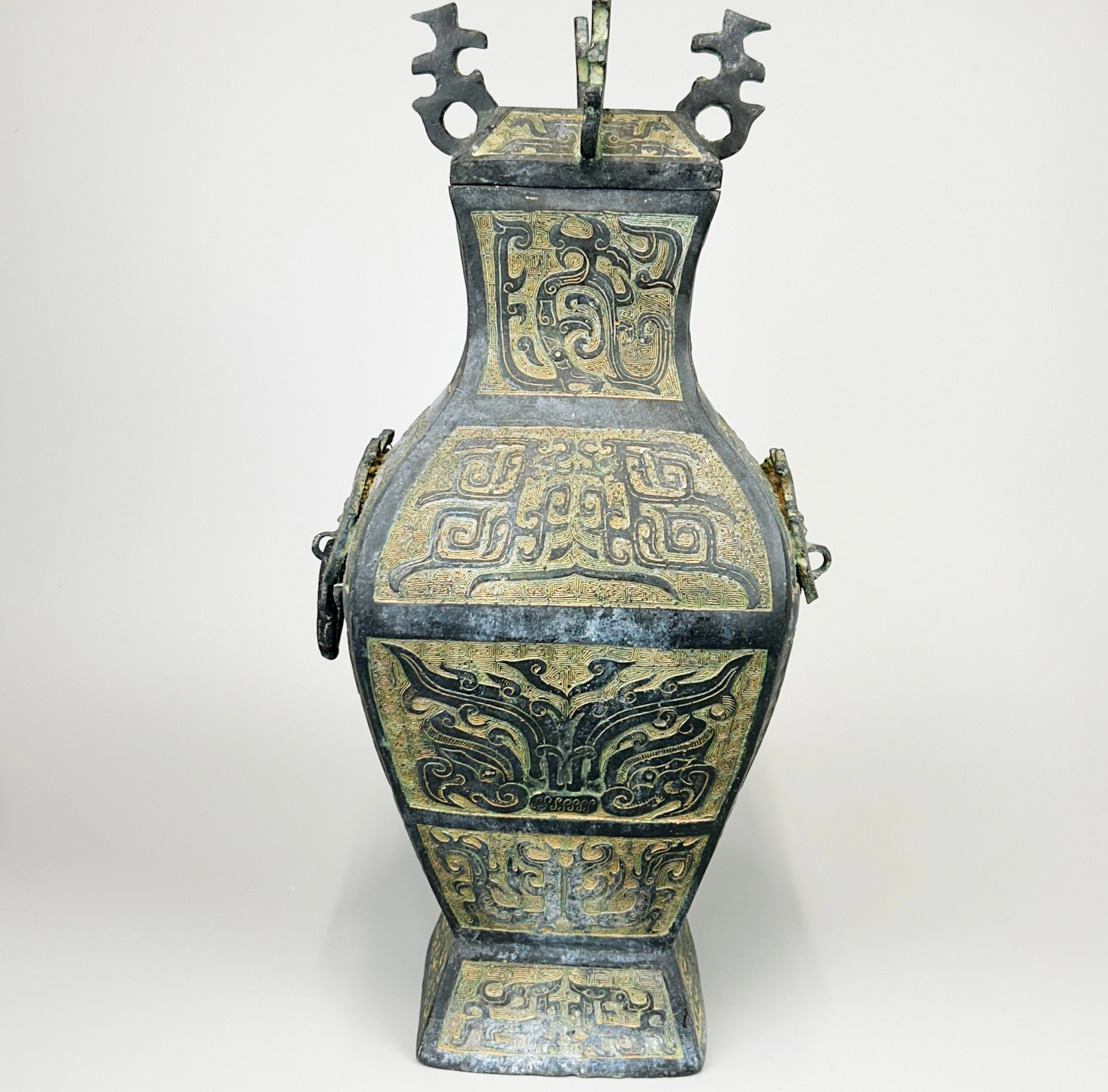 ARCHAIC FORM BRONZE VASE.