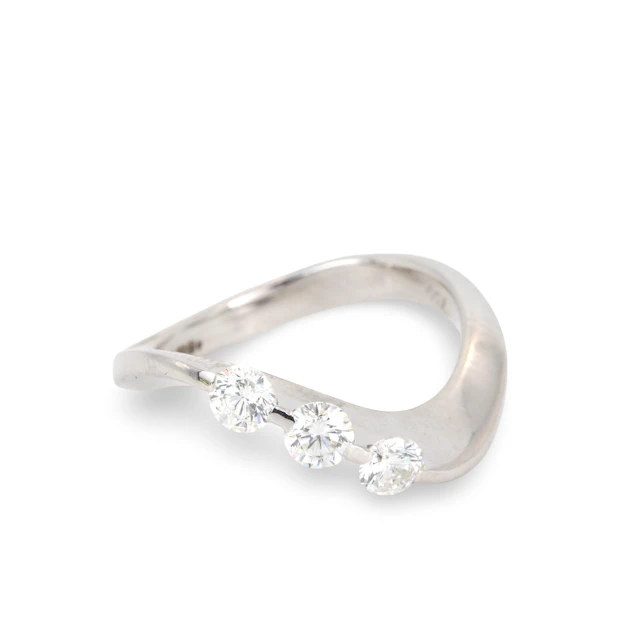 18CT GOLD DIAMOND RING.