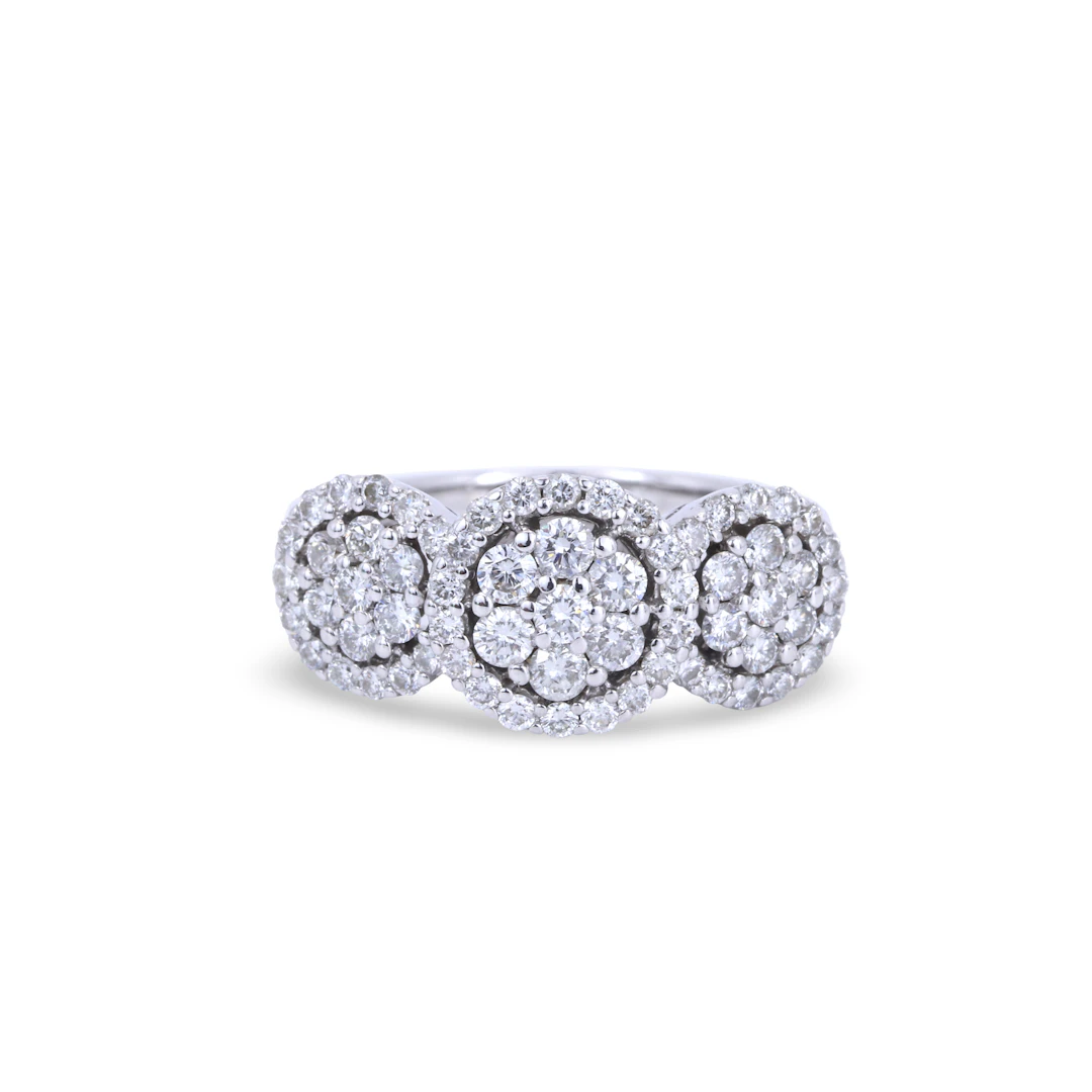 18CT GOLD DIAMOND CLUSTER RING.