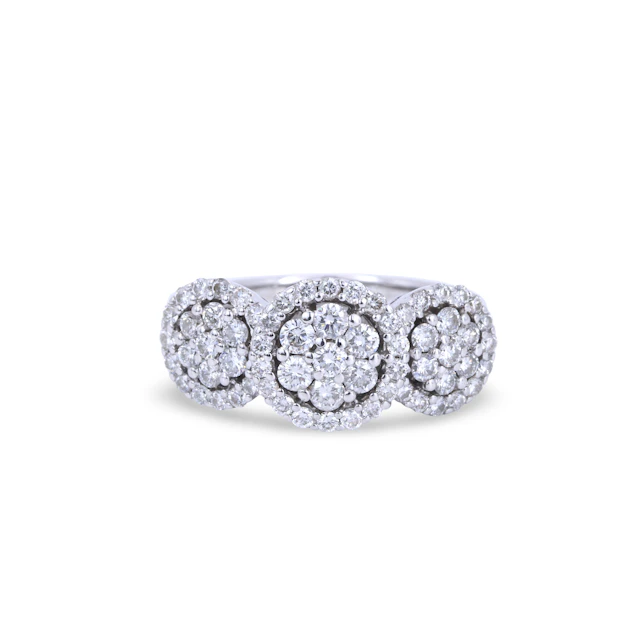 18CT GOLD DIAMOND CLUSTER RING.