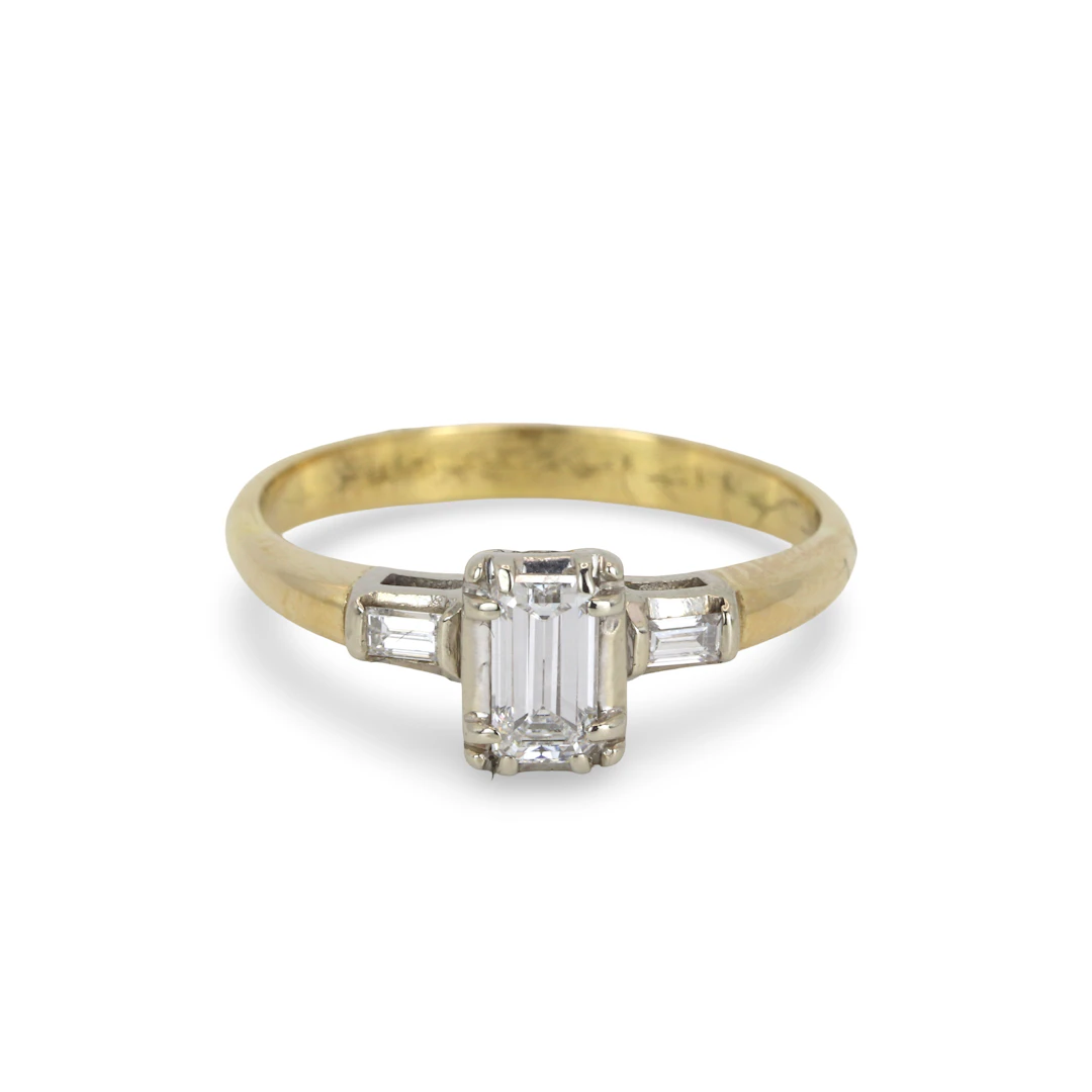 18CT GOLD DIAMOND SOLITAIRE RING.
