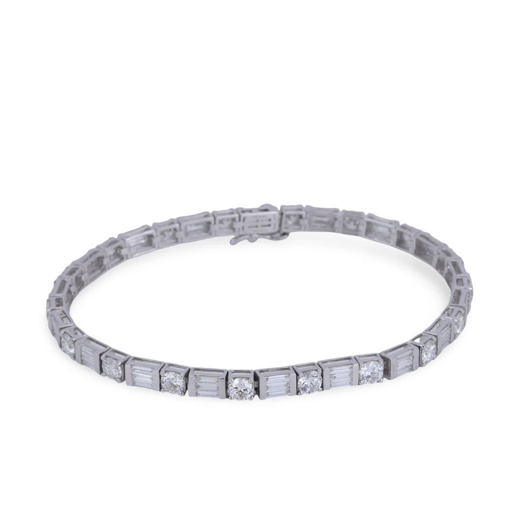 18CT GOLD (6.8CT) DIAMOND BRACELET.