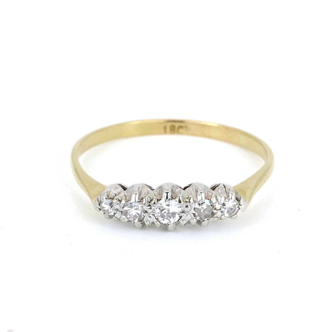 18CT GOLD DIAMOND RING.