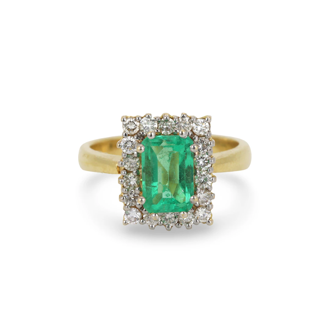 18CT GOLD COLUMBIAN EMERALD AND DIA RING.