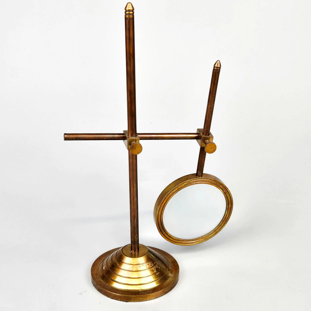 MAGNIFYING GLASS ON STAND.