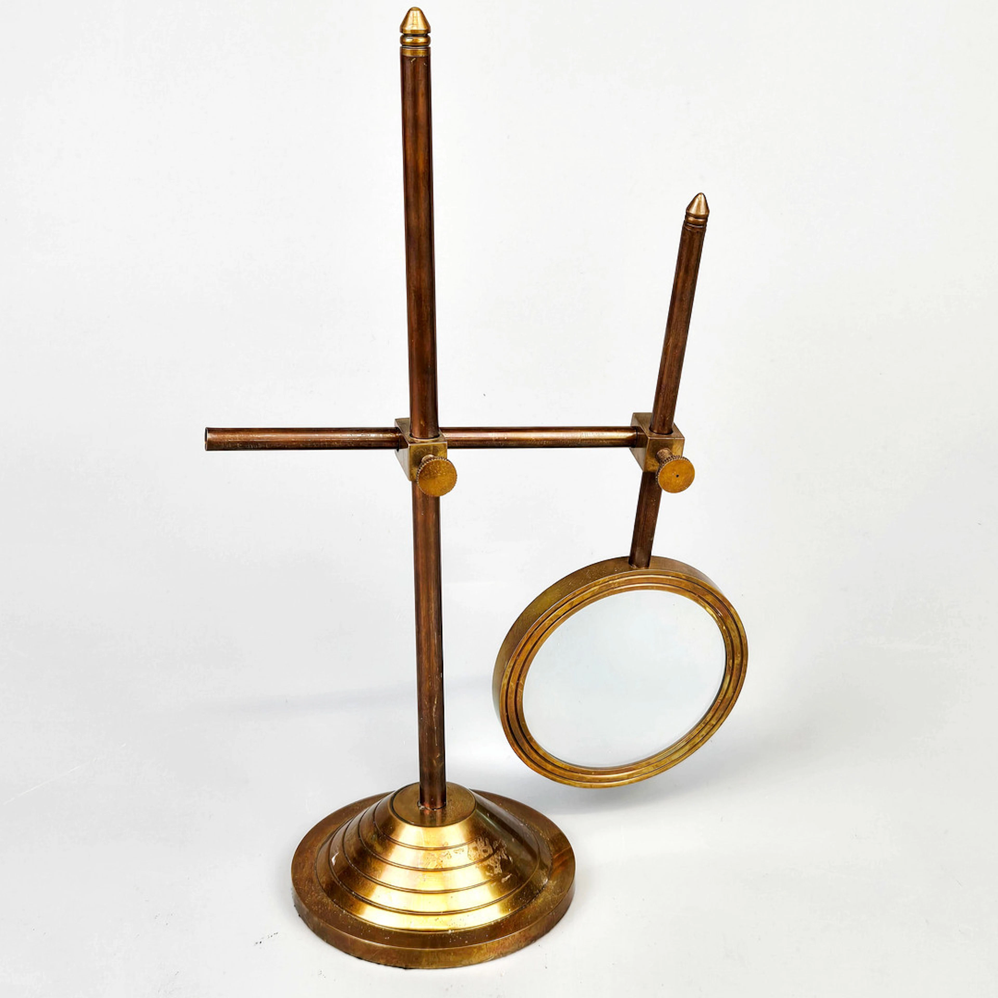 MAGNIFYING GLASS ON STAND.