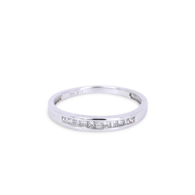 18CT GOLD DIAMOND HALF ETERINTY RING.
