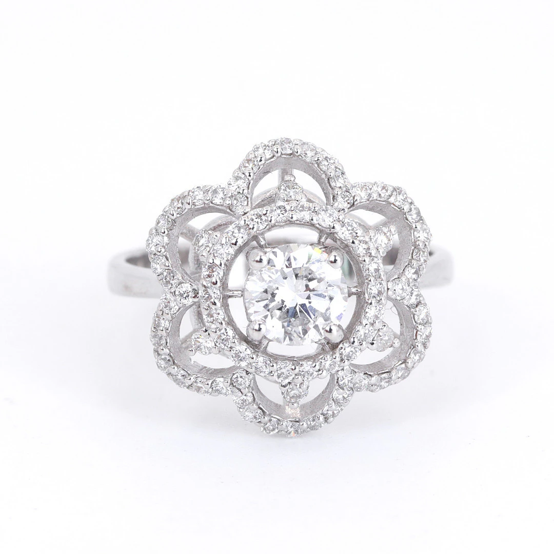 18CT 1.11CT DIAMOND CLUSTER RING.