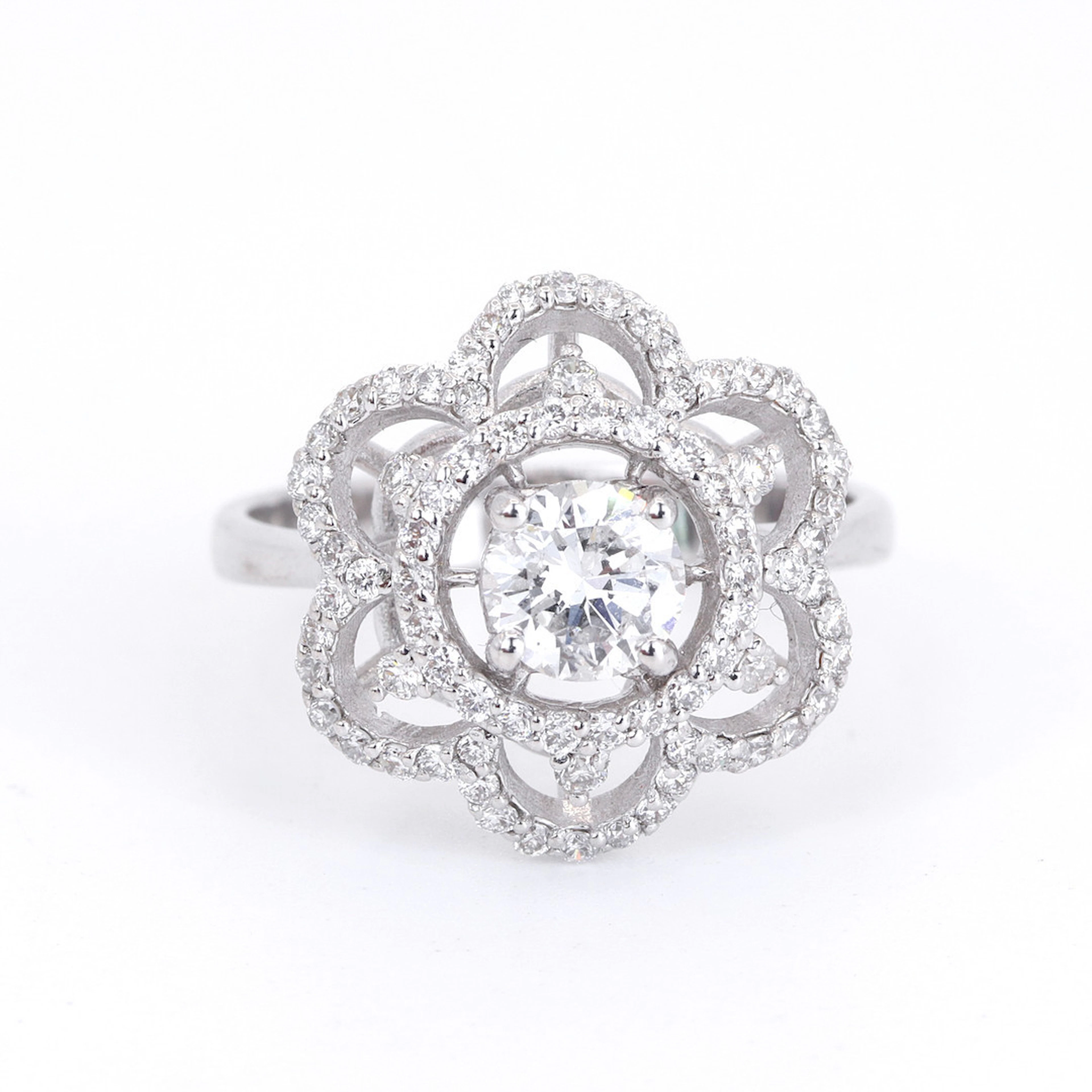 18CT 1.11CT DIAMOND CLUSTER RING.