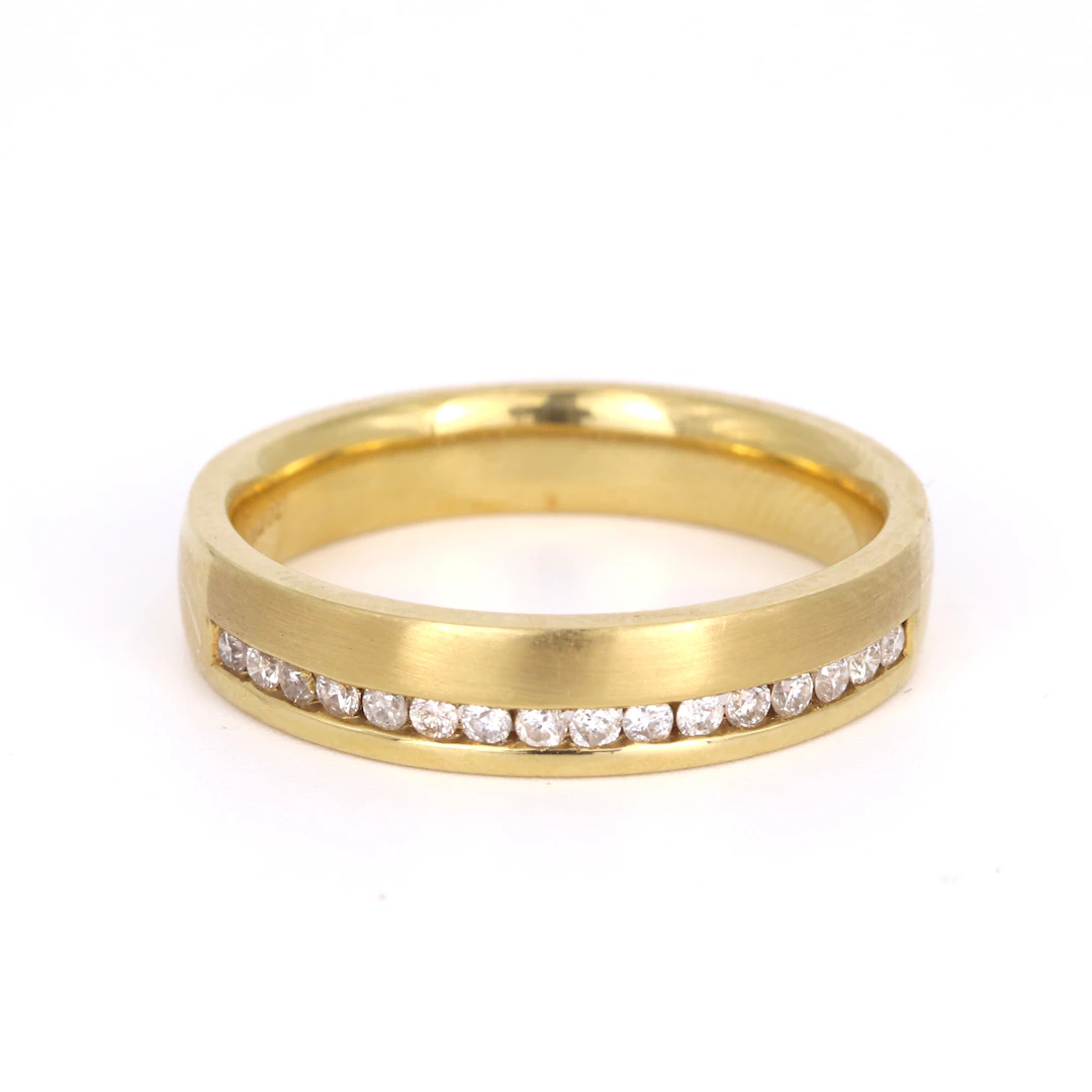 18CT GOLD DIAMOND RING.