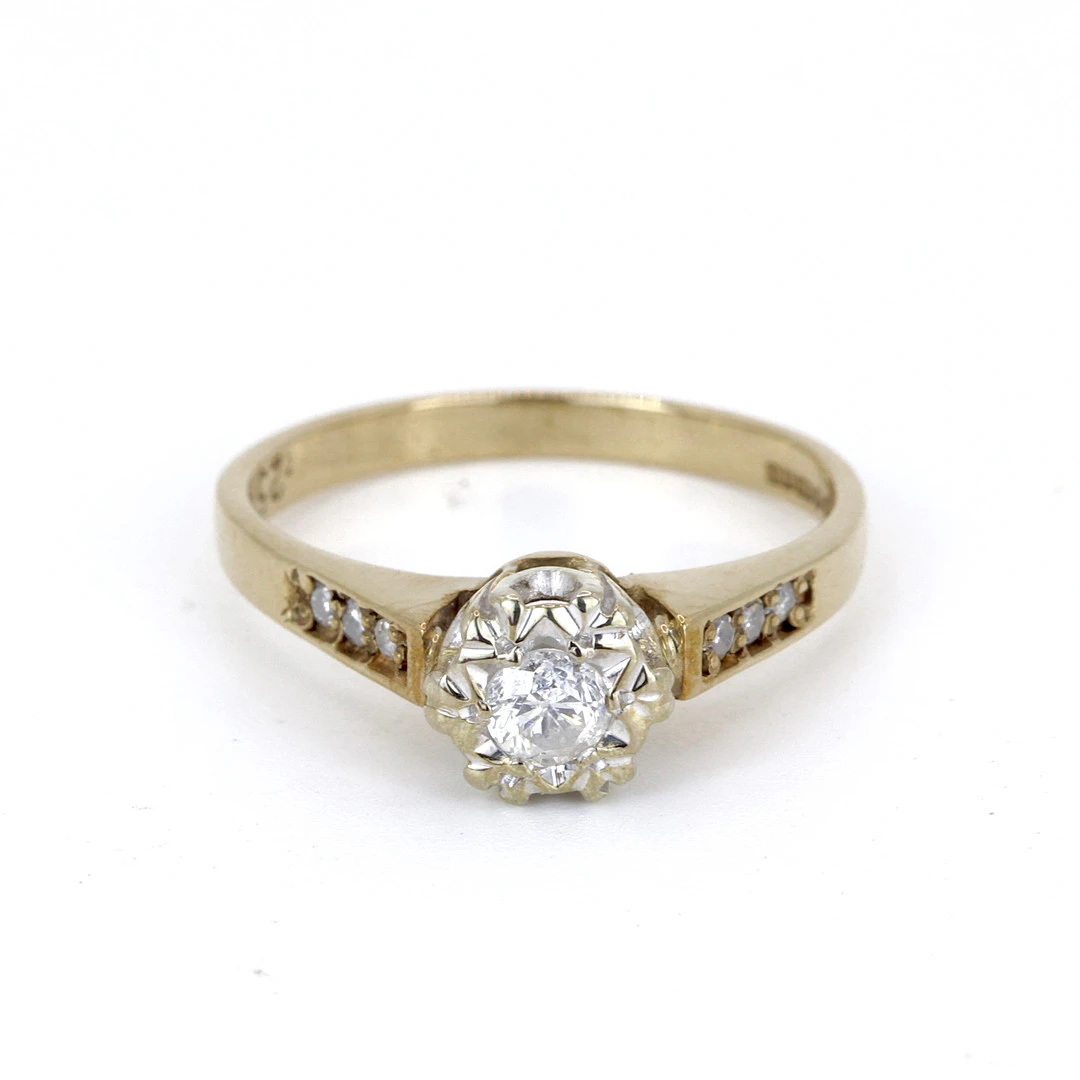 9CT GOLD DIAMOND RING.