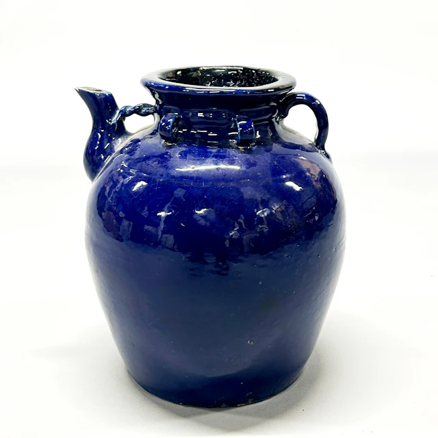 LARGE EARLY CHINESE PORCELAIN WINE JAR.