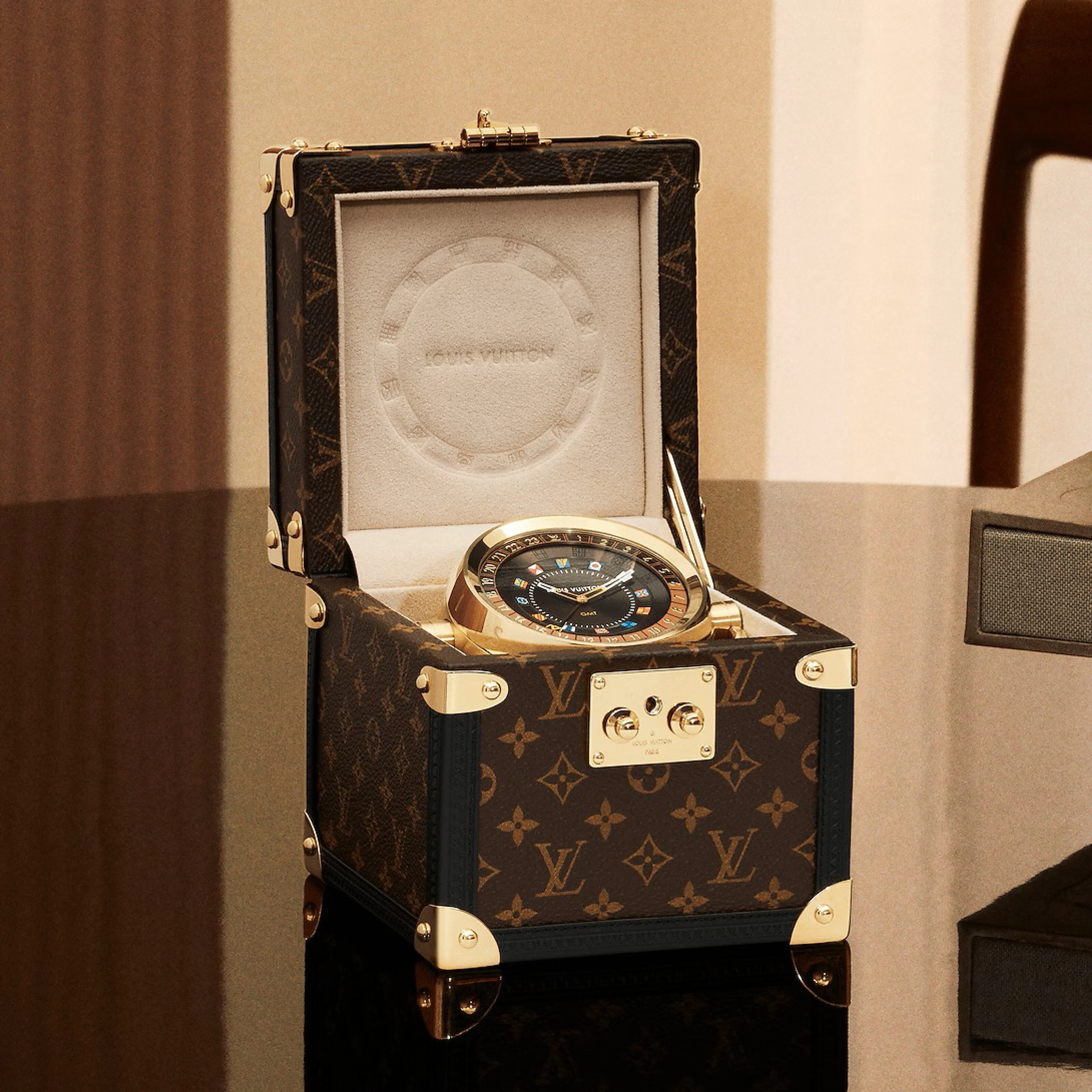 Louis Vuitton, Malle pendulette, Quartz, 80 mm, laiton, Monogram Cadeau