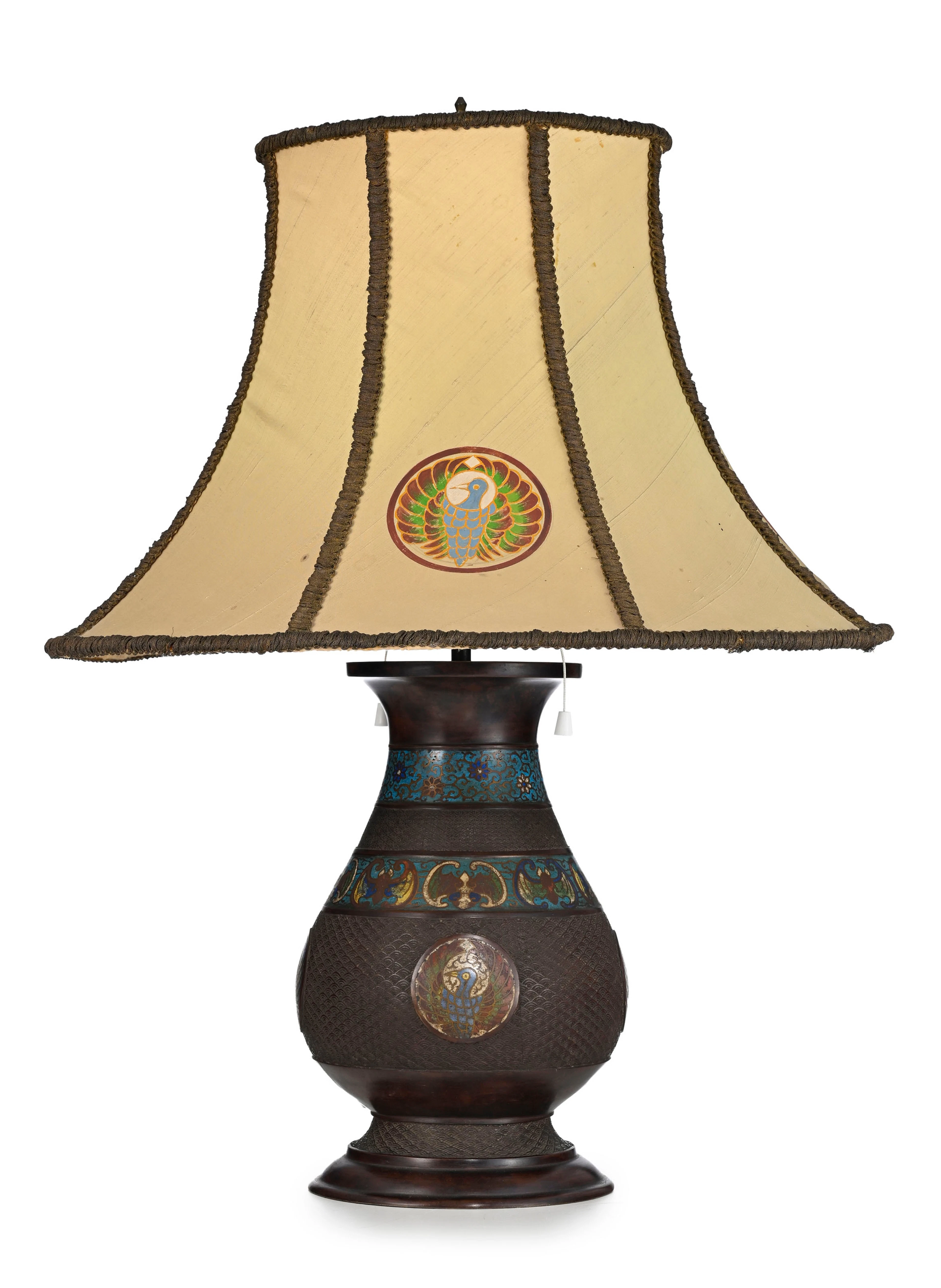 Lampe, Chine, XXe s., en bronze cloisonné, à décor de chauve-souris