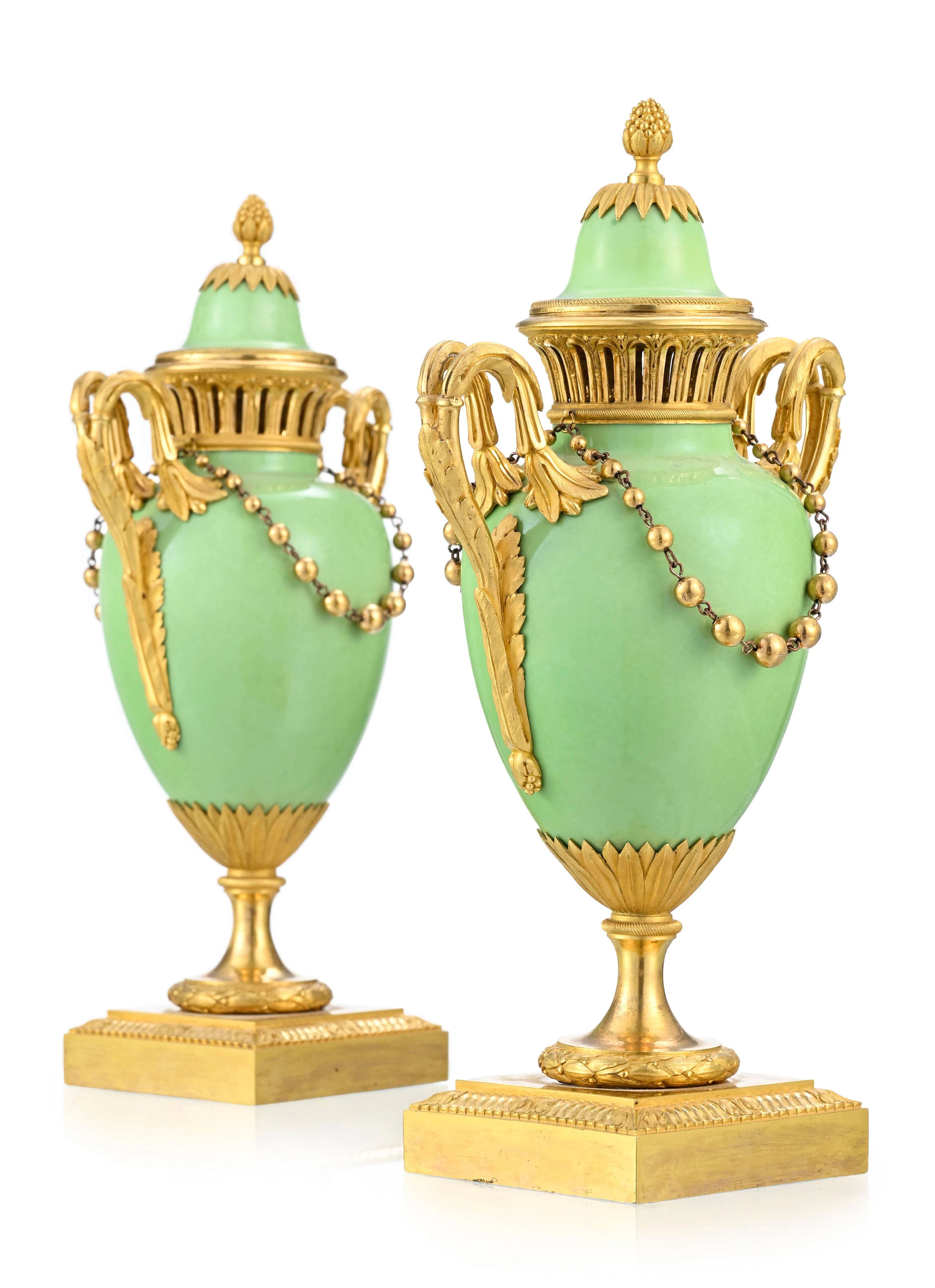 Paire de vases pot-pourri d'époque Louis XVI, en porcelaine de Locré