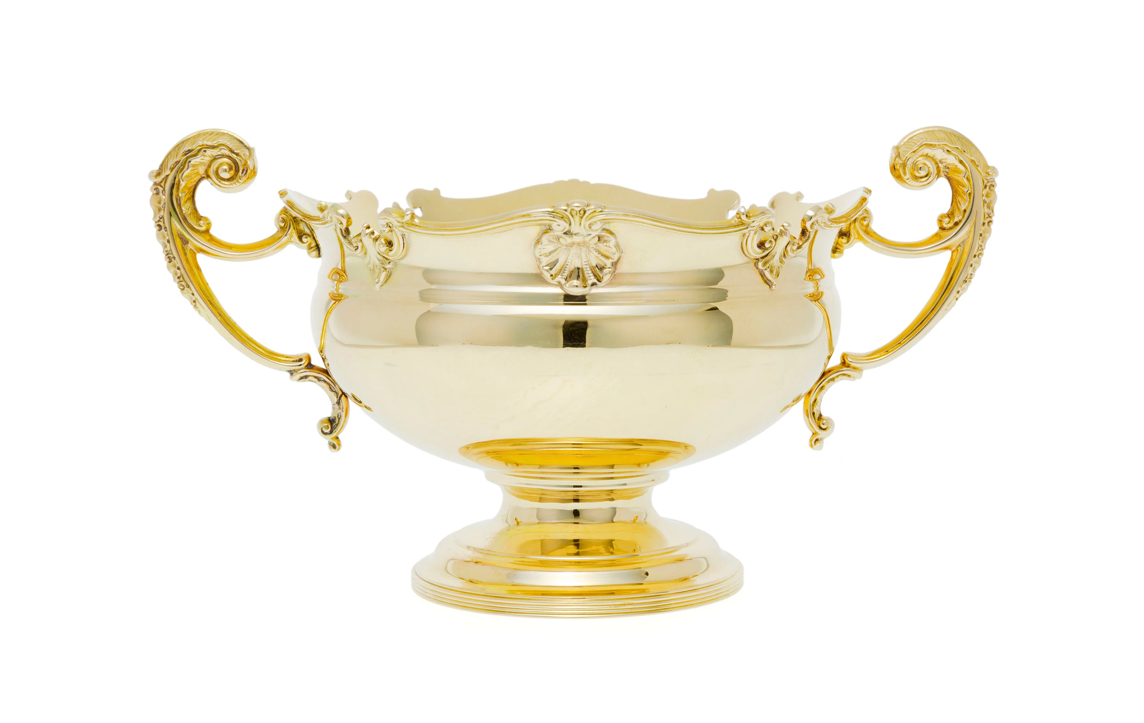 Coupe galbée en or 375 à doubles anses à décor de rinceaux et de coquilles