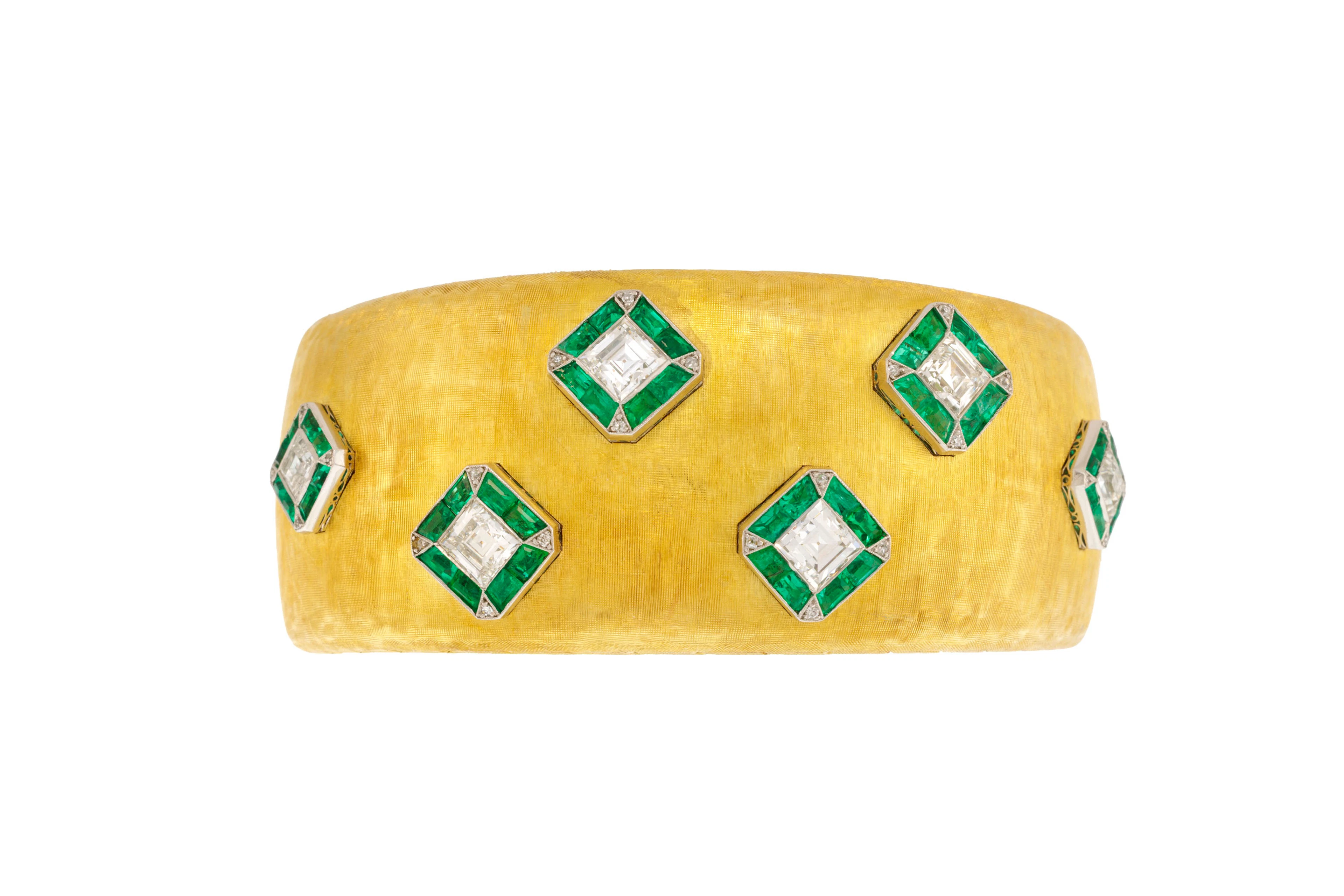 Bracelet manchette or 750 brossé orné d'éléments carrés à pans coupés