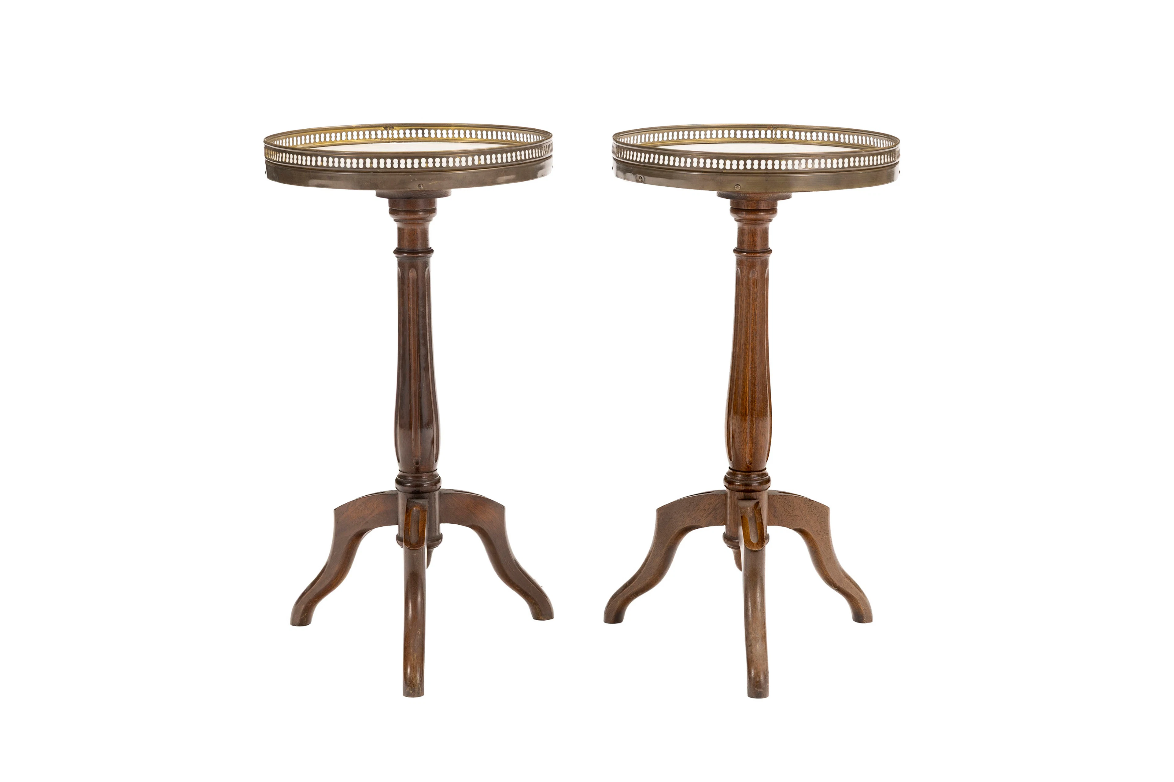 Paire de petits guéridons de style Louis XVI, XXe s., en acajou, à